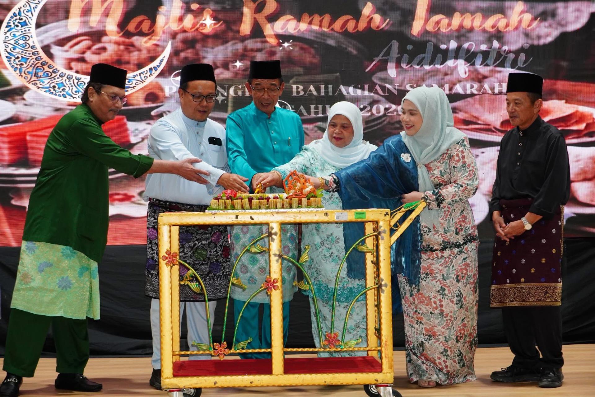 拿督斯里阿都卡林（左3）和拿督鲁比雅（右3）等人共同为活动主持仪式。