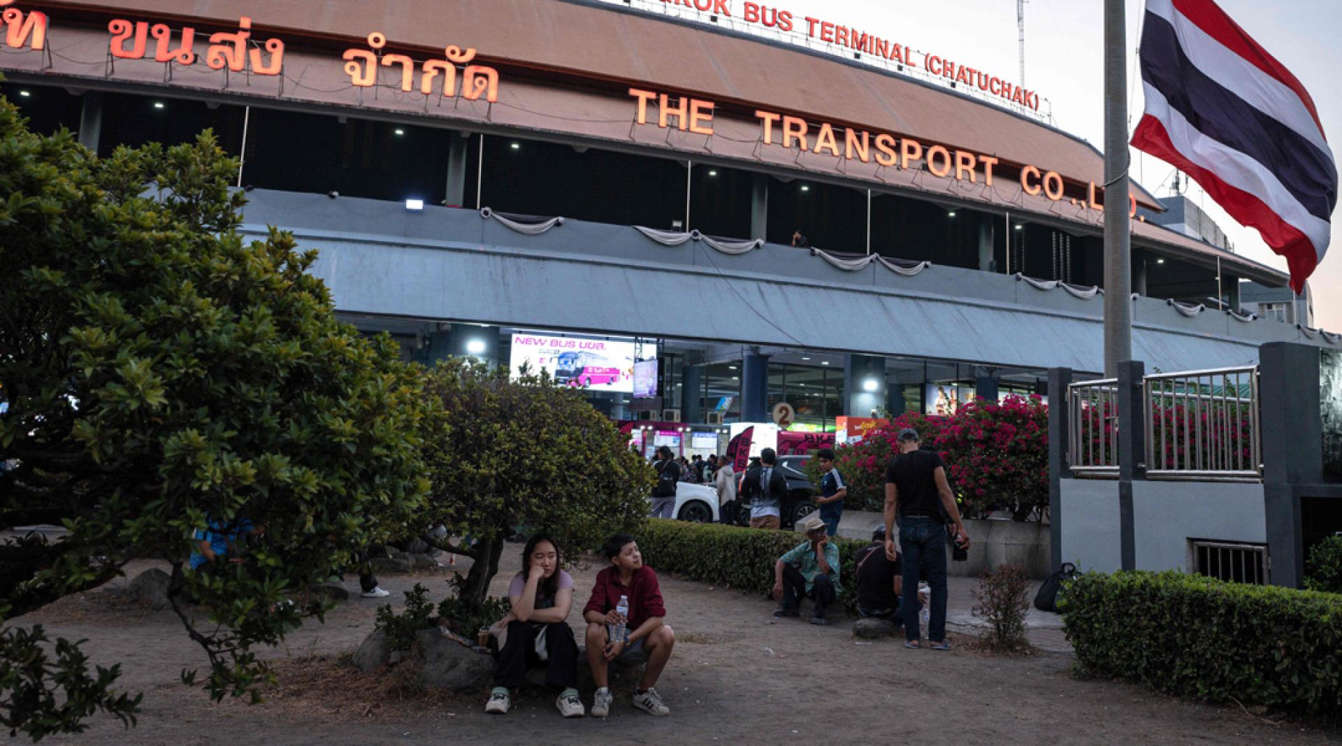 曼谷北面乍都乍区的莫集2号巴士总站，乘客正等候搭车返乡。