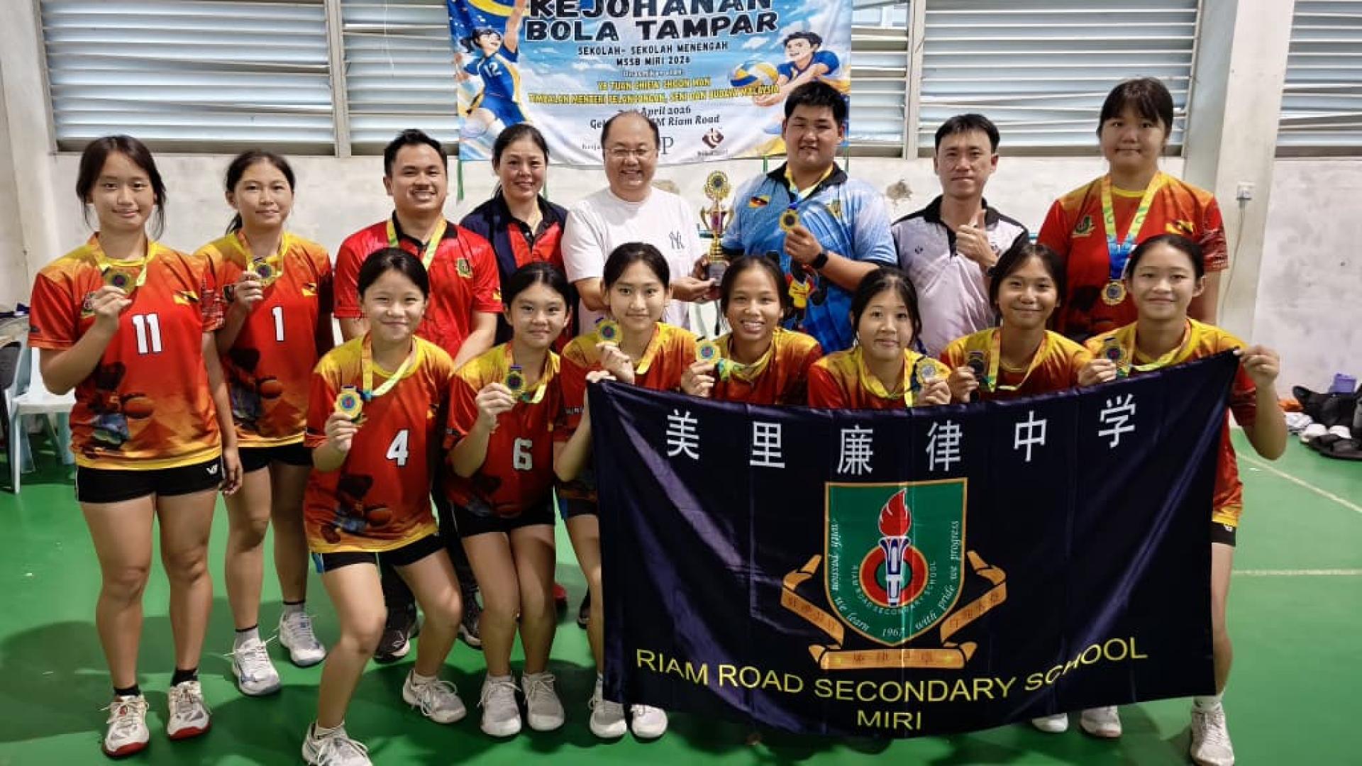 美里廉律中学名誉董事长拿督吴健平律师颁发2026年美里中学学联排球赛女子组冠军奖项予美里廉律中学。