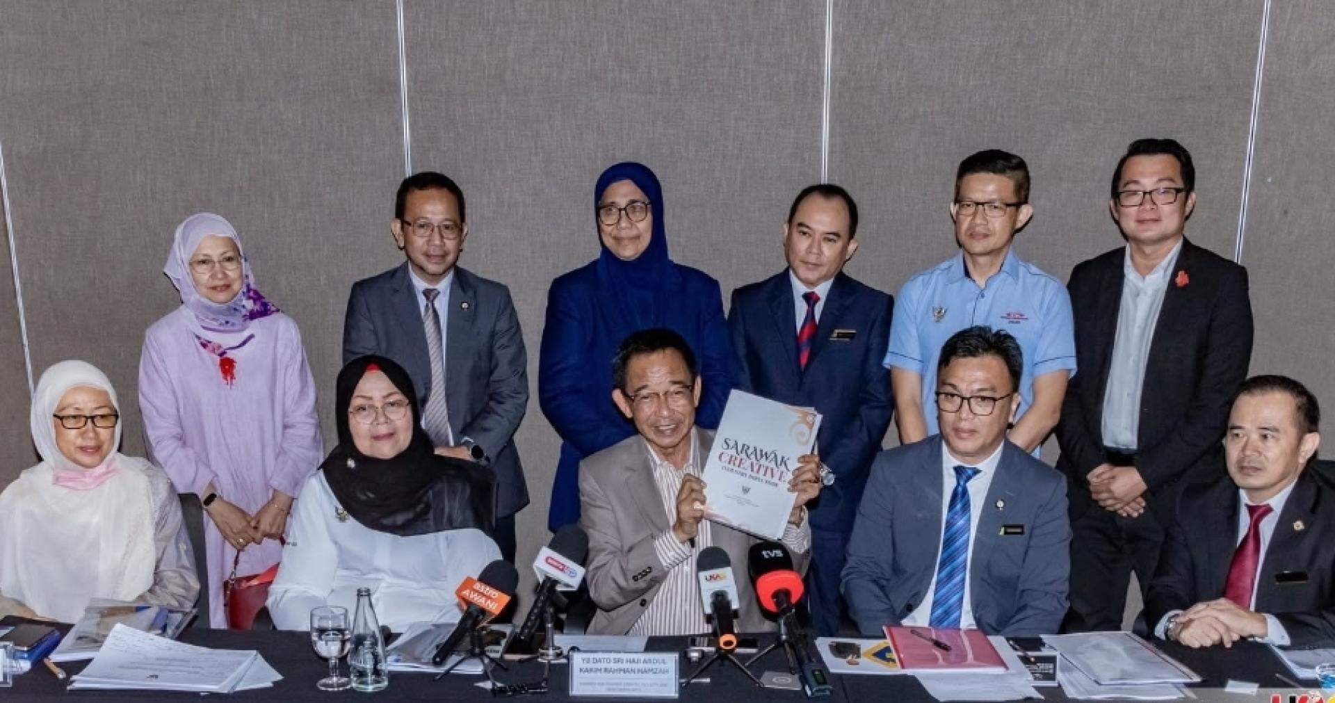 卡林为《砂拉越创意产业名录1.0》主持推介礼。