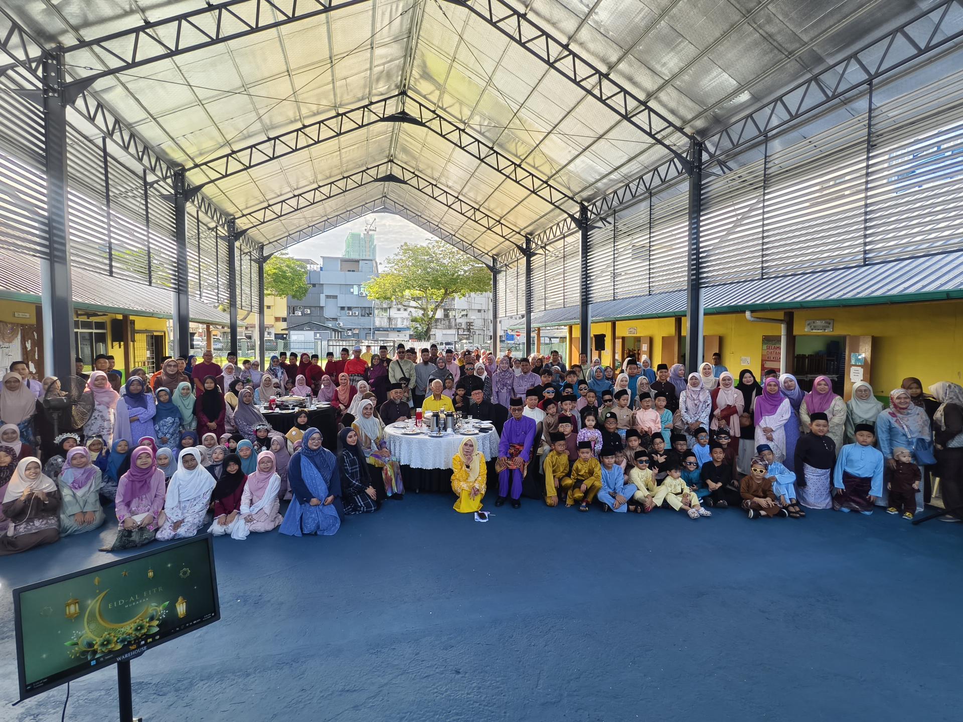 嘉宾与校方代表在礼堂前合影留念，见证雨盖多用途礼堂正式启用的重要时刻。中为砂拉越旅游部副部长拿督陈超耀。