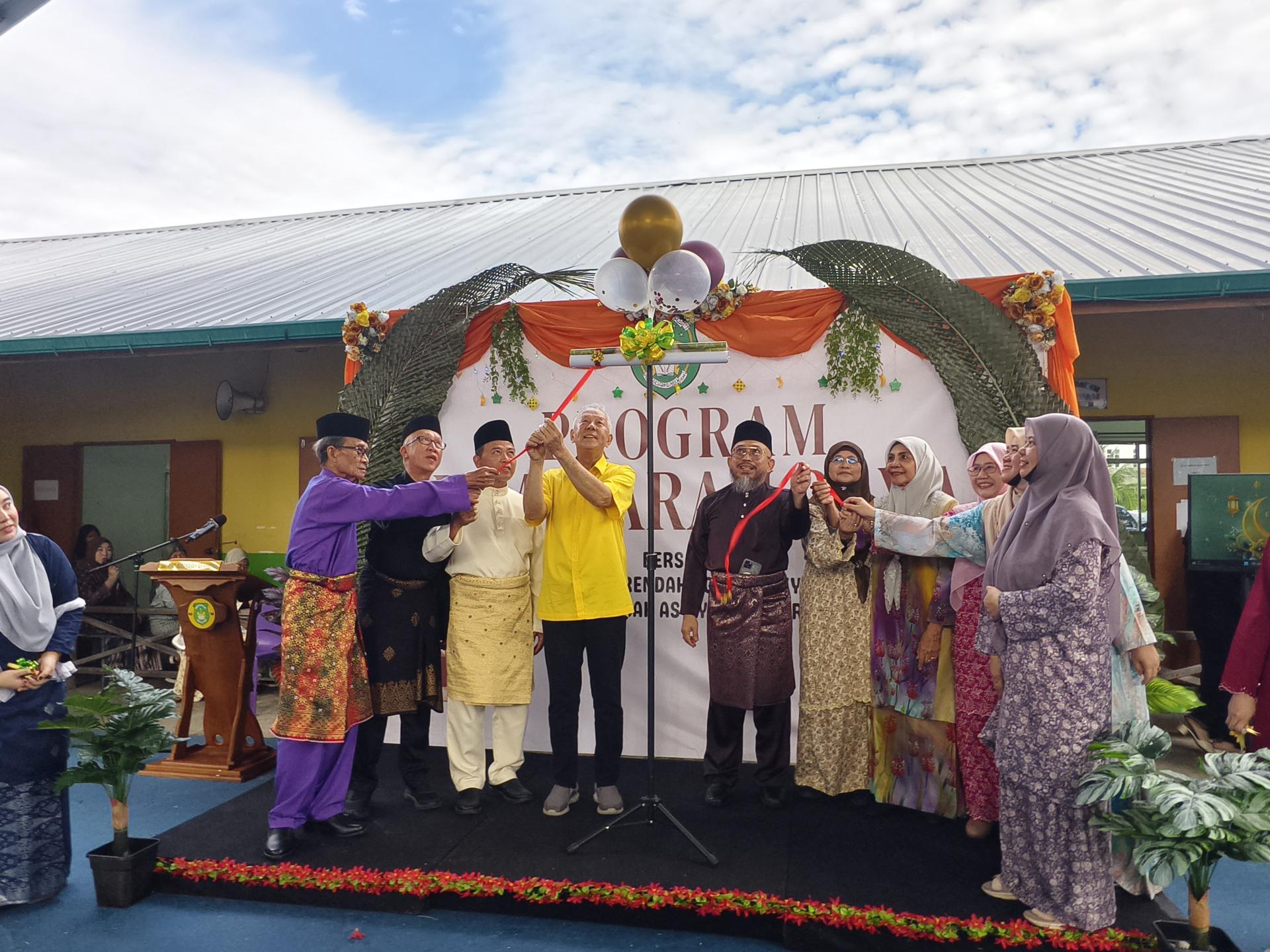 砂拉越旅游部副部长拿督陈超耀（左4）主持开幕仪式，为美里人民宗教学校新礼堂主持启用礼。