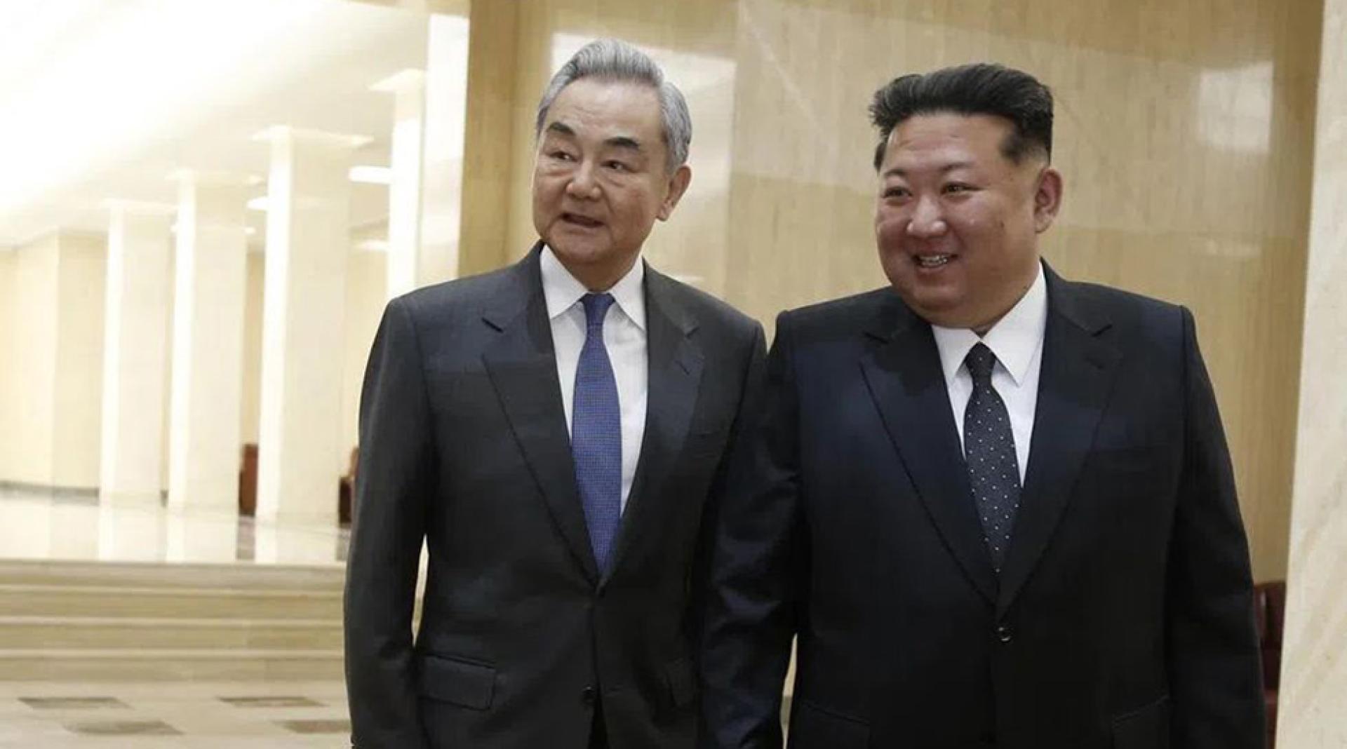 朝鲜最高领导人金正恩（右）4月10日在平壤劳动党中央总部会见访朝两天的中国外长王毅。