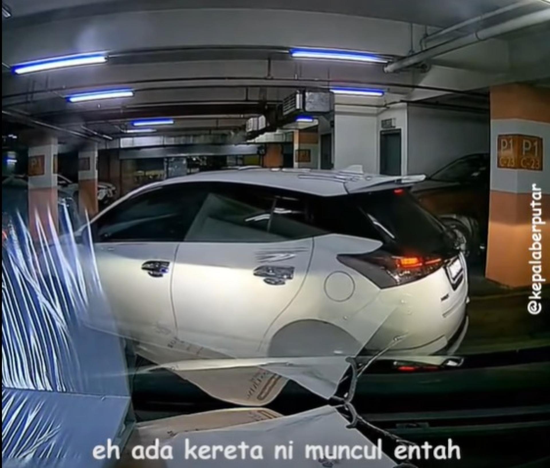 白车司机不理会鸣笛警示，依然坚决要停入停车位。