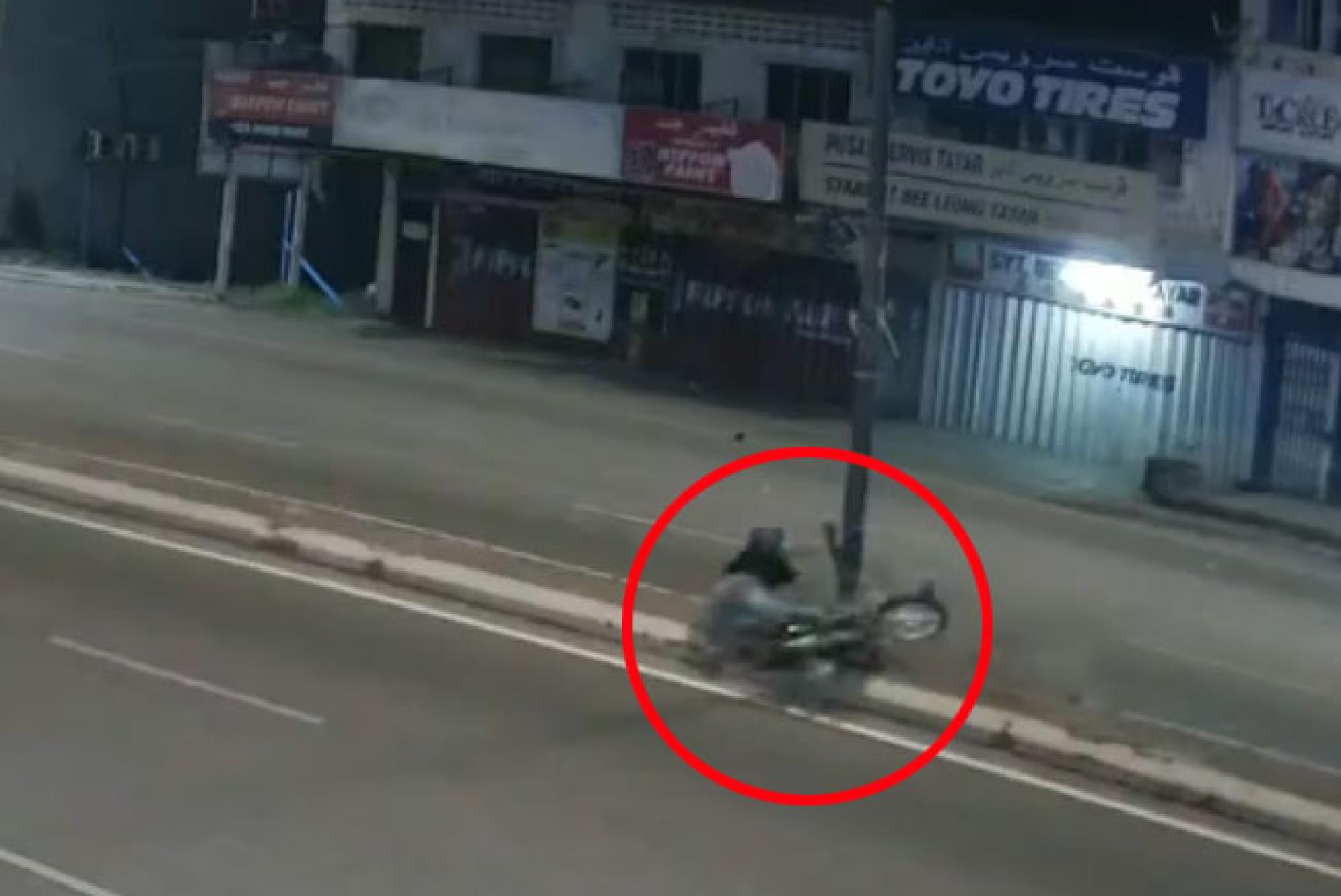 骑士狠狠撞上分界堤的路灯柱。