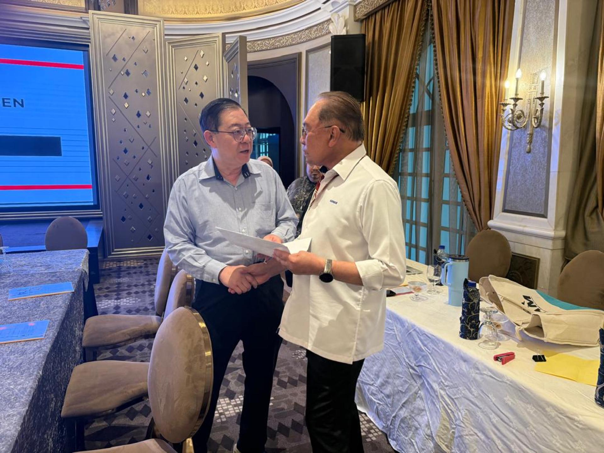 林冠英提呈建议书予安华，提出5项短期财务措施拯救中小微企业。