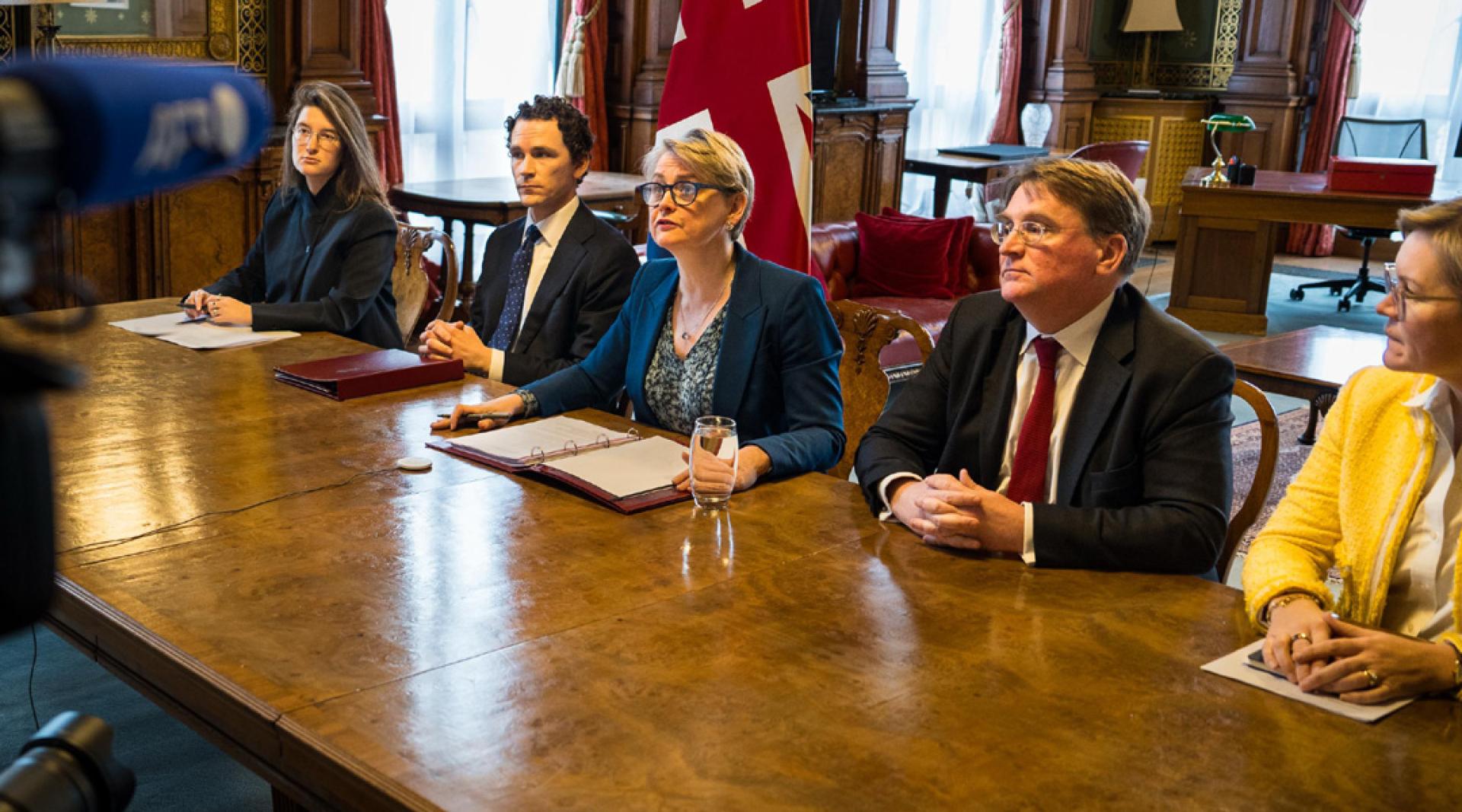 英外交部长库珀（右三）于2日在伦敦主持线上国际会议，讨论霍尔木兹海峡通航事宜。（图：新华社）