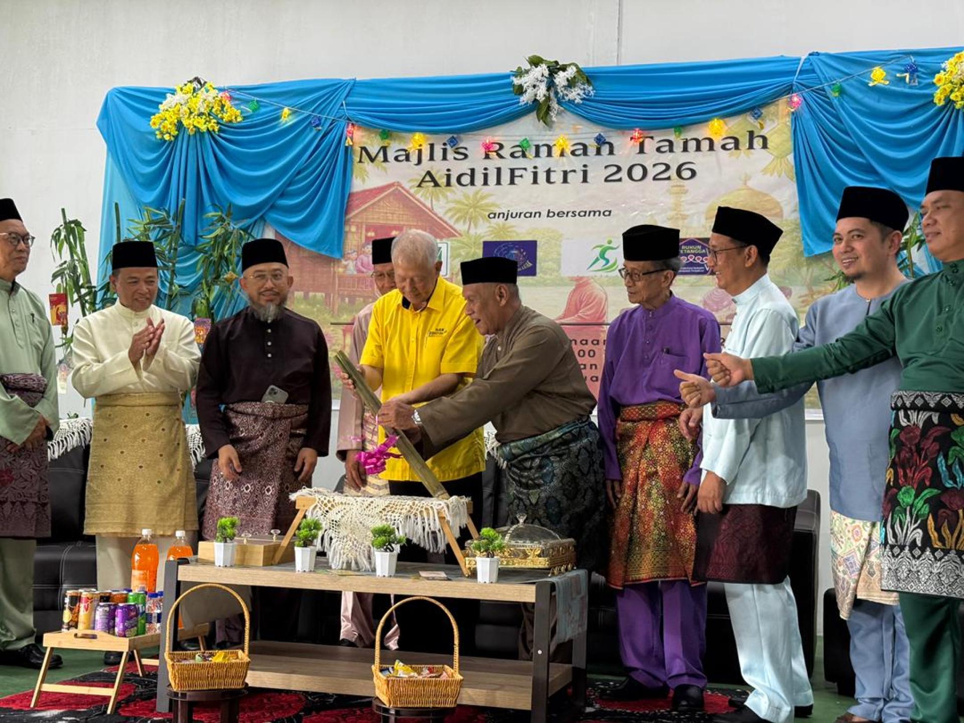 砂拉越旅游部副部长拿督陈超耀在村长拉哈曼（右5）等嘉宾陪同，为鲁洼和鲁叔庆开斋活动主持开幕仪式。