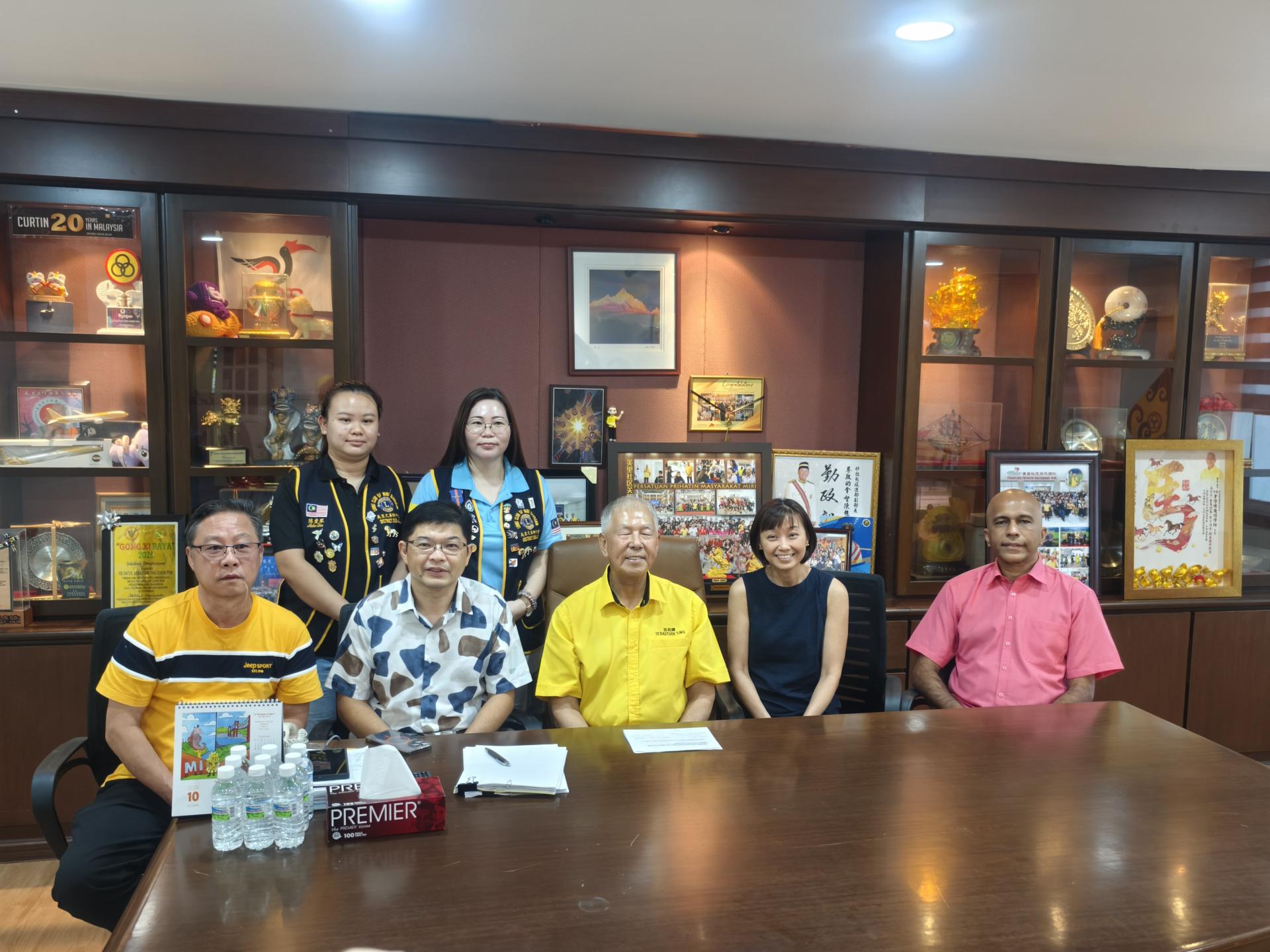 砂拉越旅游部副部长兼美里人工耳蜗协会主席陈超耀（前排左3）公布两名听障孩童筹款19天突破23万令吉，并宣布达标停止筹款。