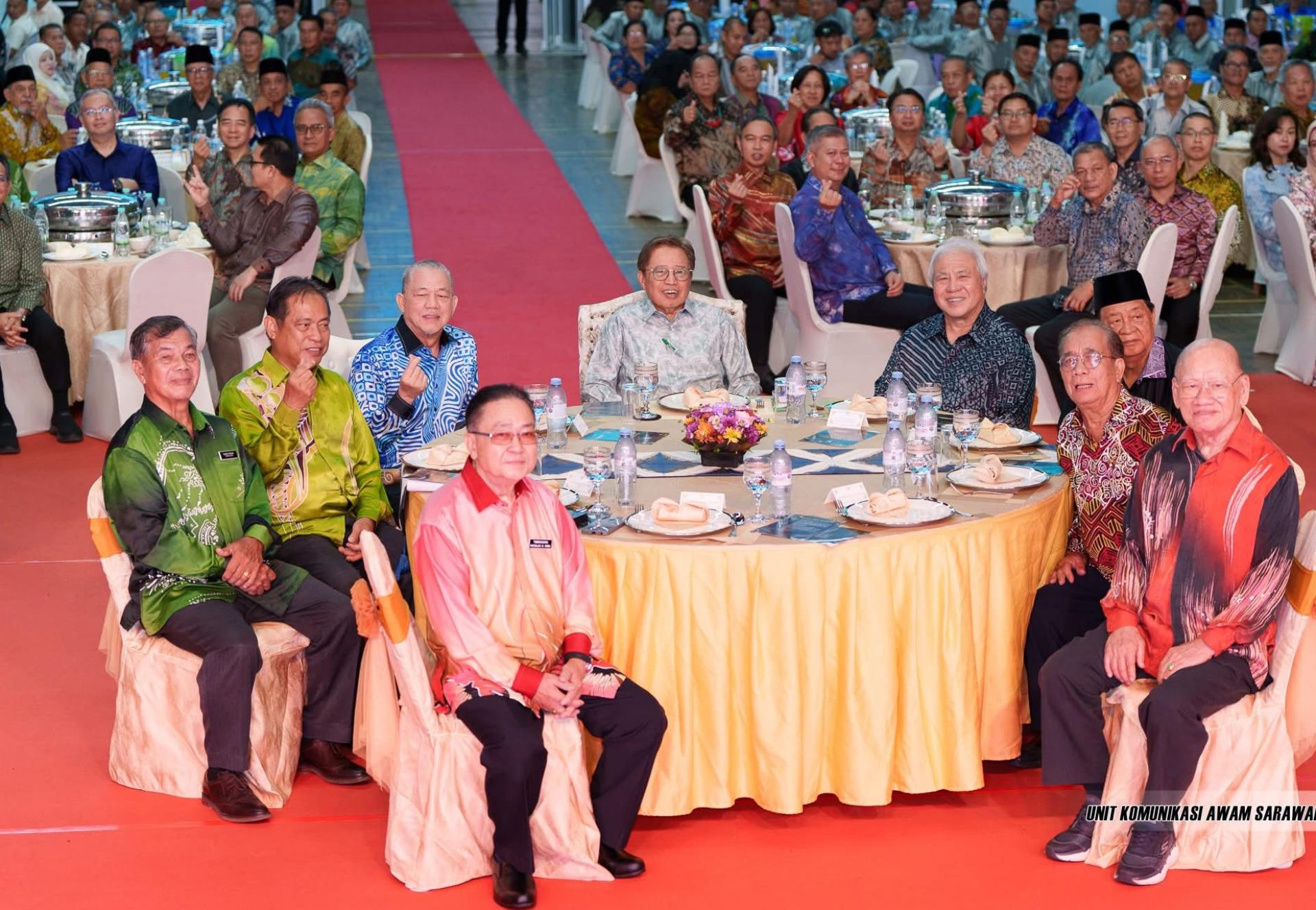 砂总理阿邦佐哈里（左4）在晚宴上与出席者合影。