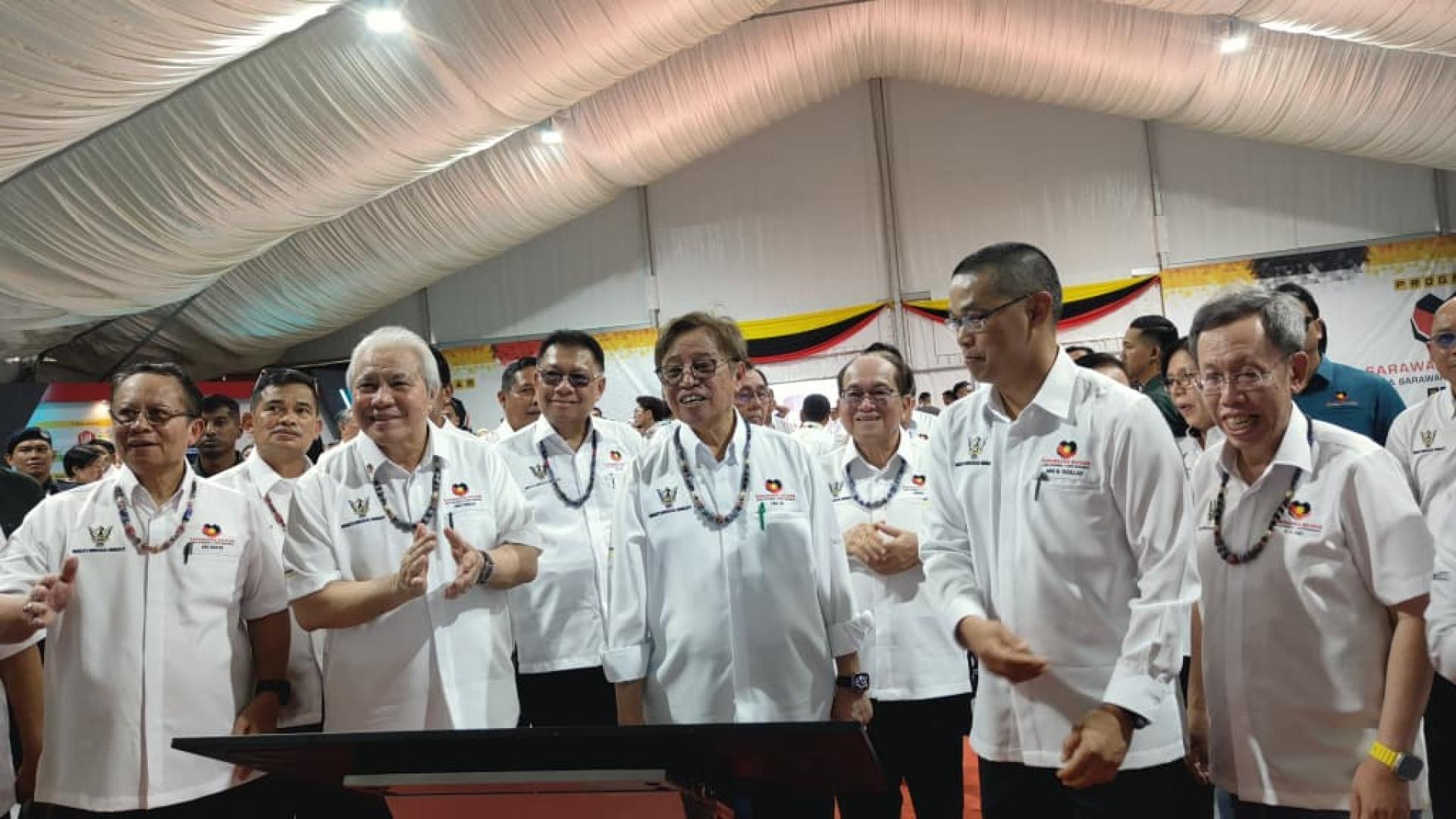 砂总理阿邦佐哈里为在林梦举行的“我亲爱的砂拉越2026”活动主持启动。