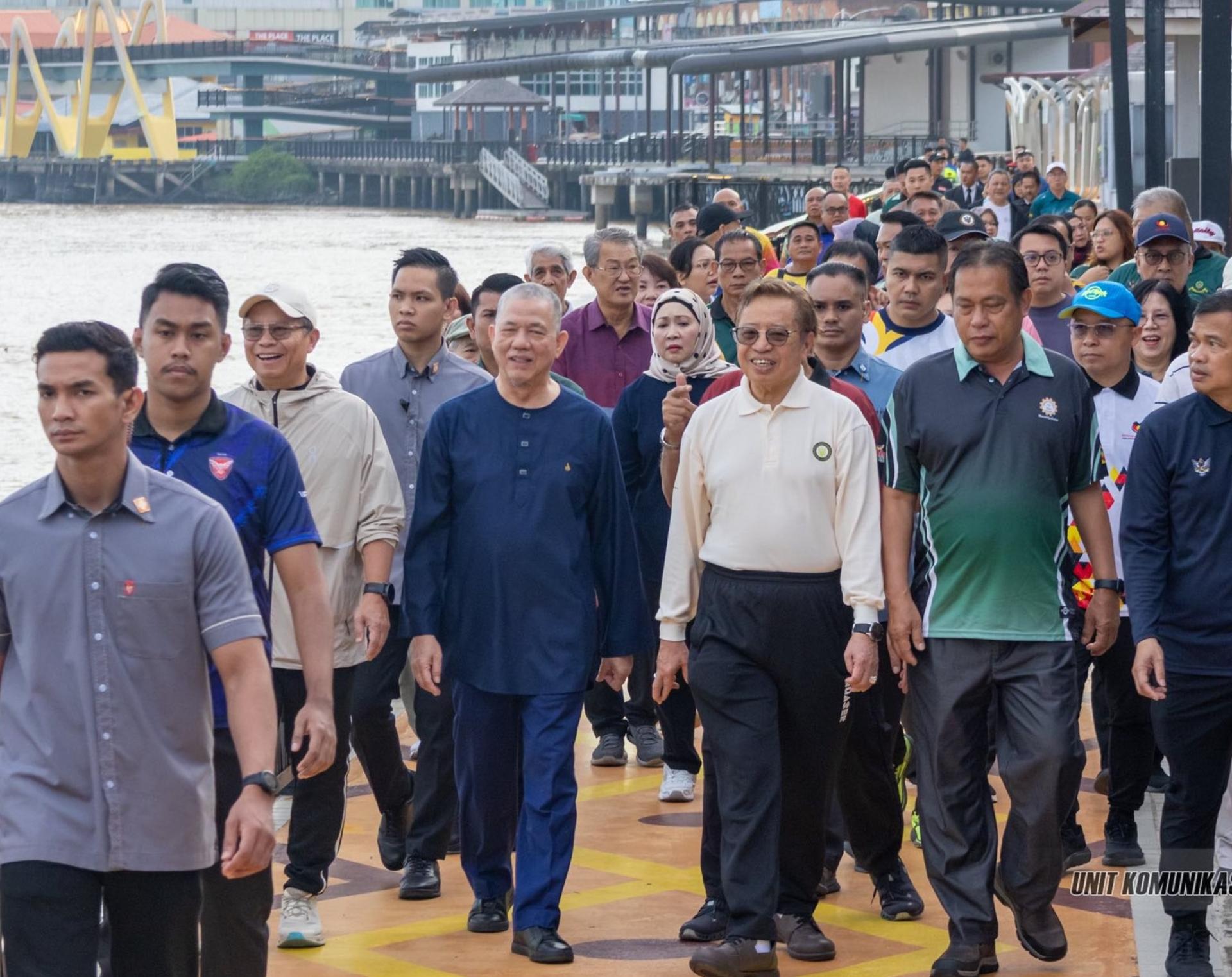 砂总理阿邦佐哈里走访林梦河滨公园，展开亲善巡视。其旁为副首相法迪拉尤索。