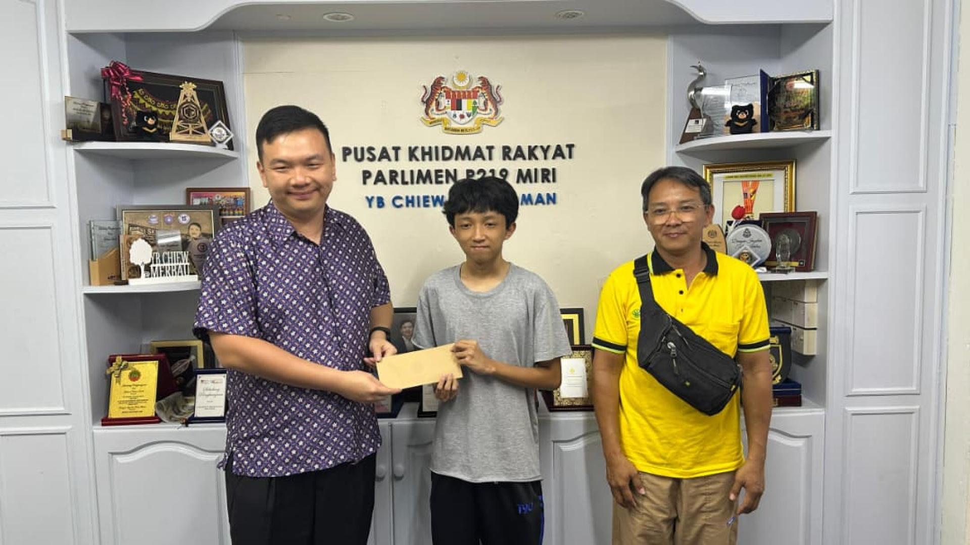 旅游、艺术及文化部副部长兼美里国会议员赵俊文（左）会见大马教育文凭全A学生贝威盛。