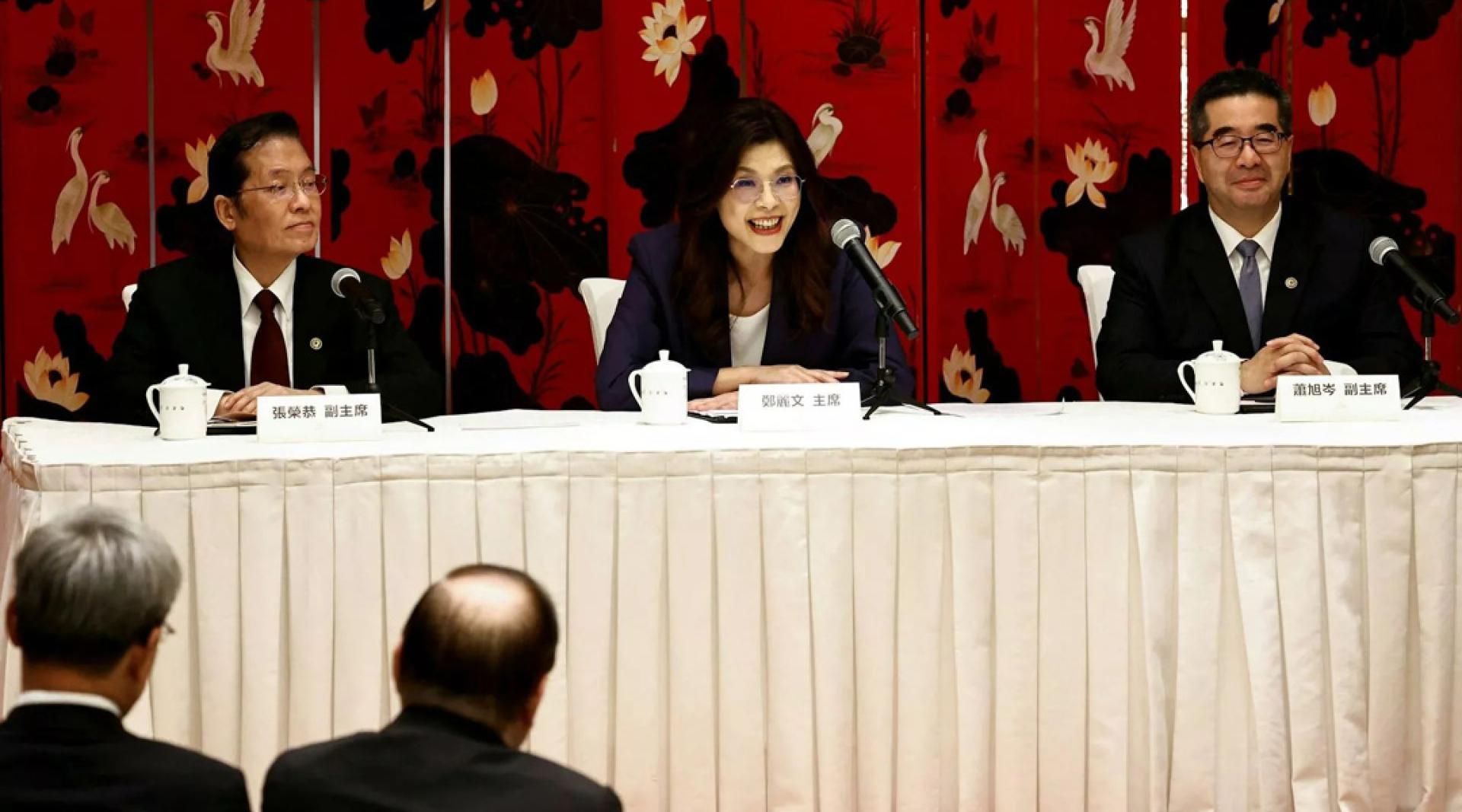 记者会上，郑丽文（中）谈述和习近平共进午宴。