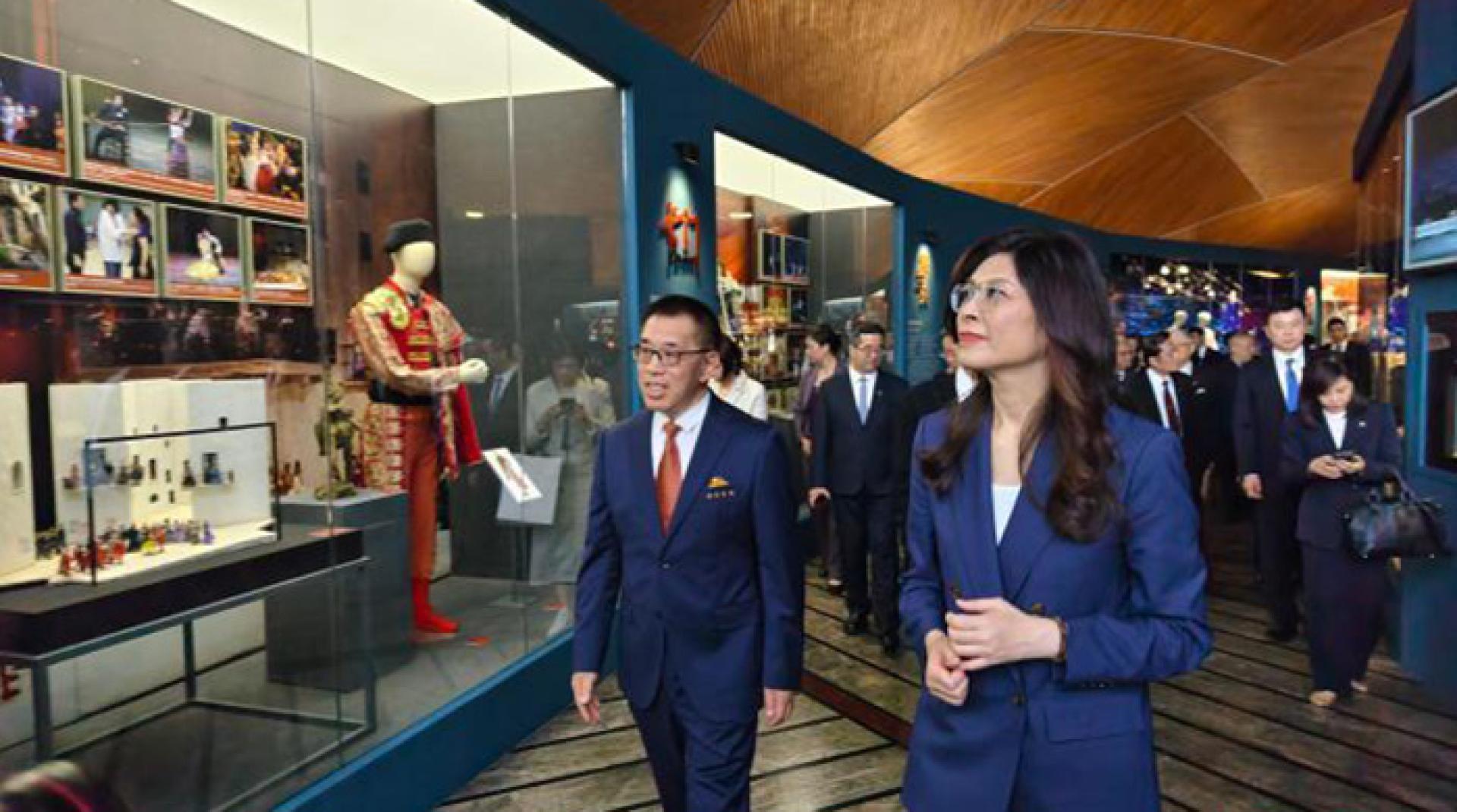 4月10日下午，郑丽文(右)在院长王宁(左)陪同下，参观国家大剧院。