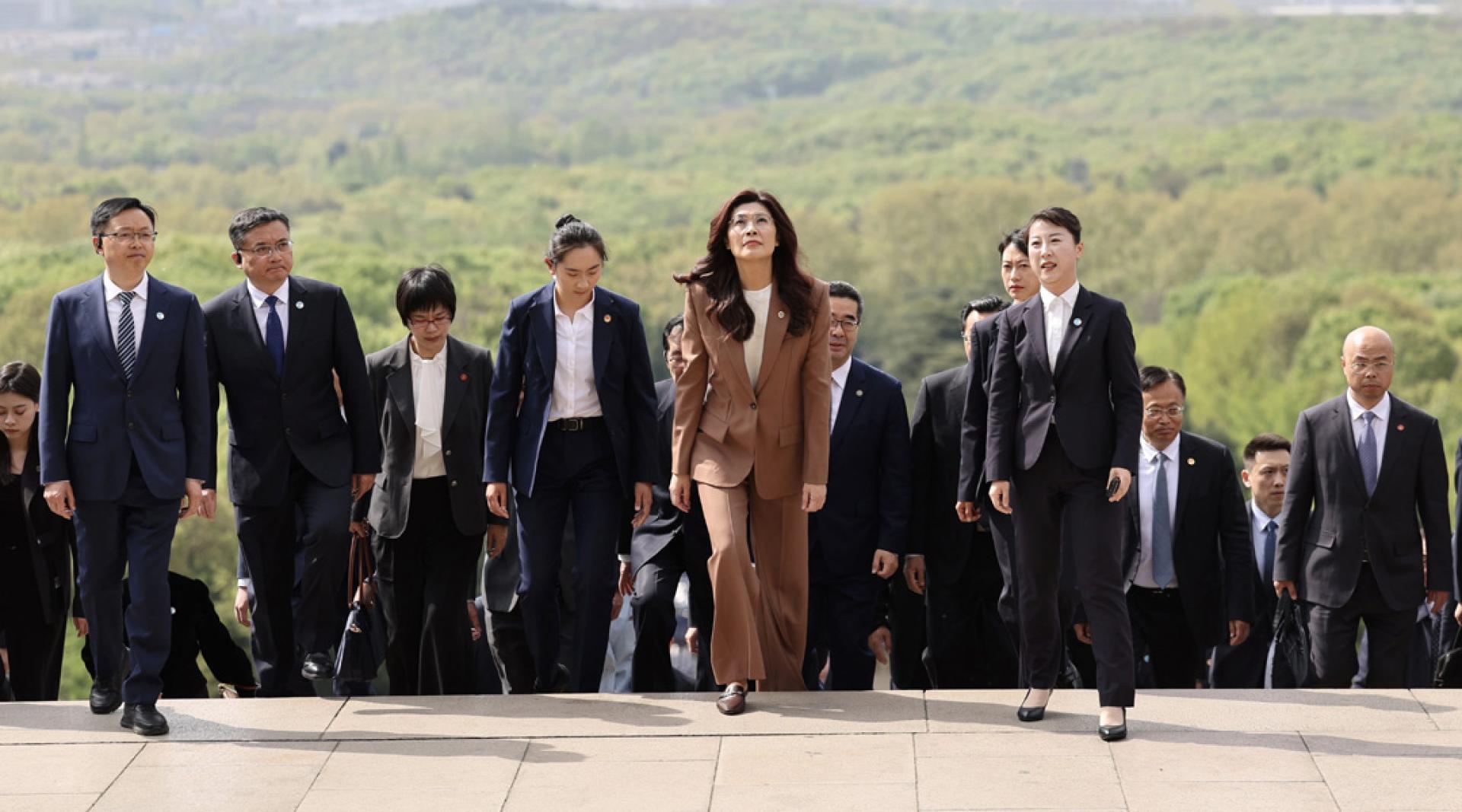 郑丽文右侧为严月霞。（图：新华社）