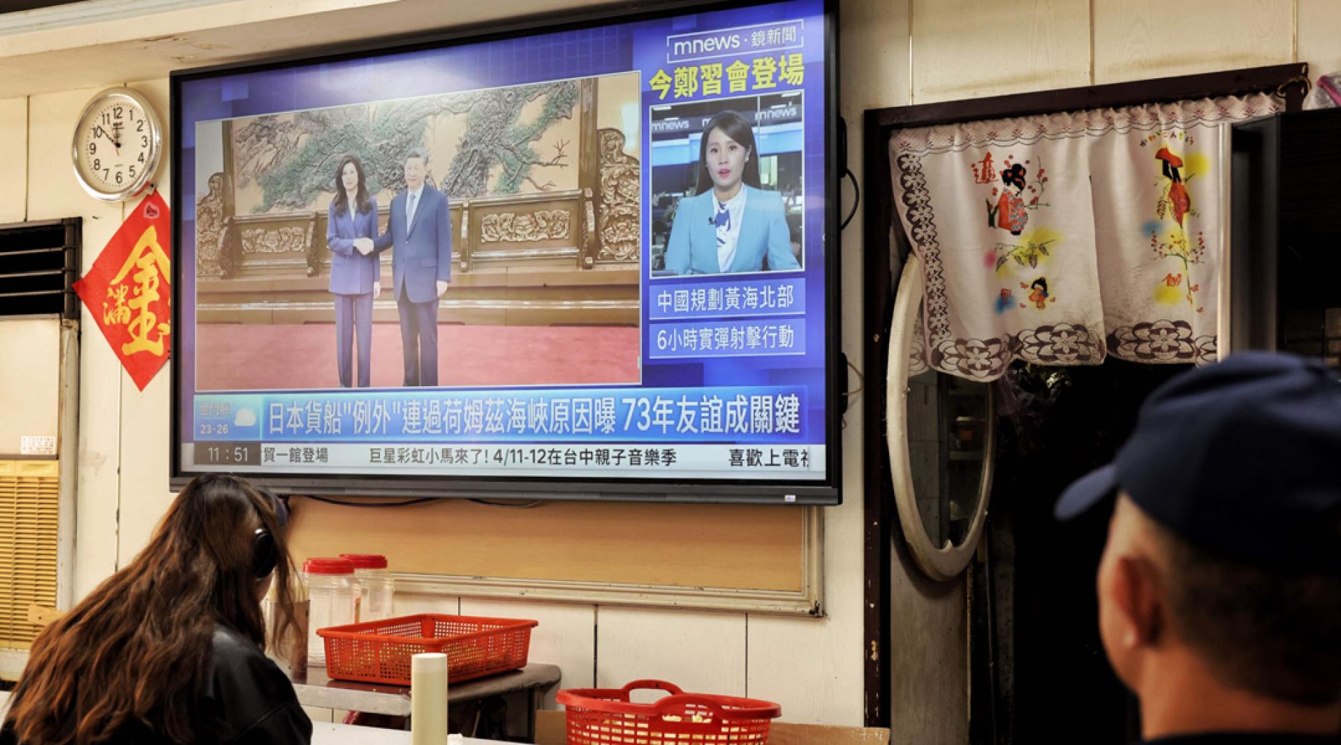台北一家餐厅内的电视正播放郑丽文与习近平在北京会面的新闻画面。