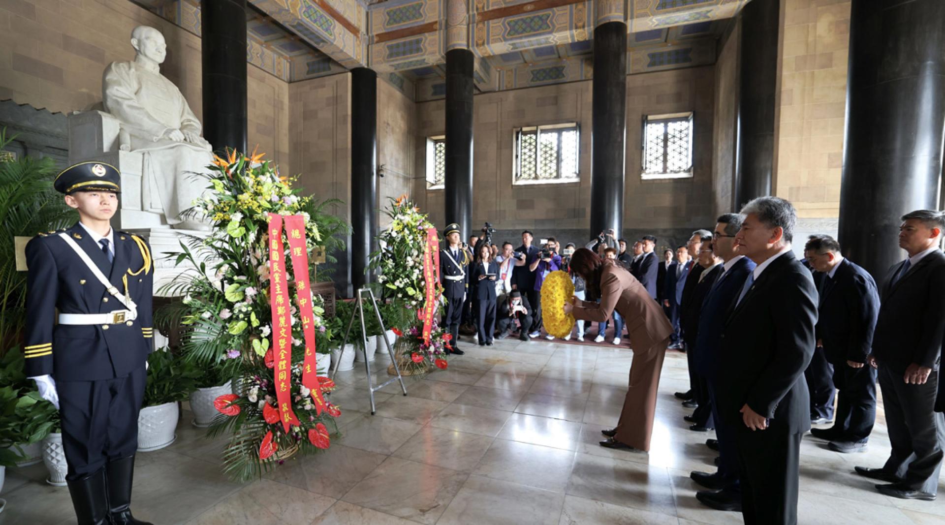 郑丽文8日率领国民党访问团拜谒中山陵。（图：新华社）