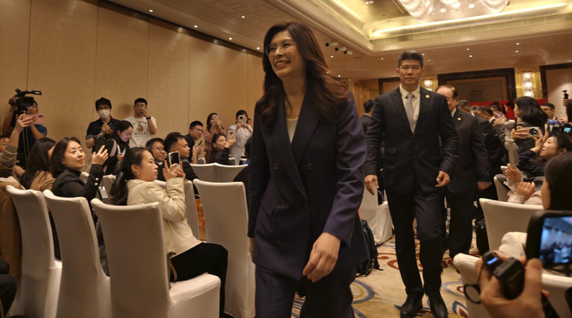 郑丽文10日下午在北京召开记者会。（图：中新社）