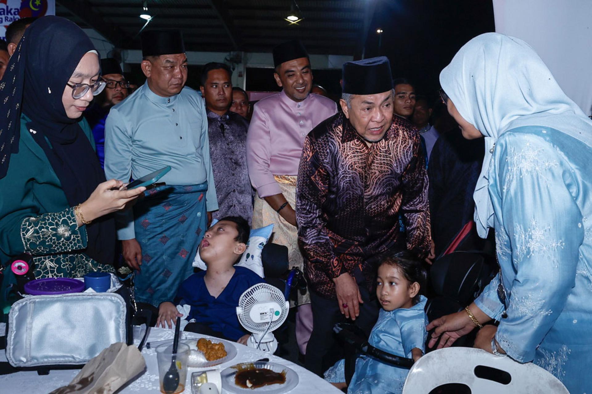 阿末扎希周五在马六甲出席鲁容州议席开斋节门户开放活动。