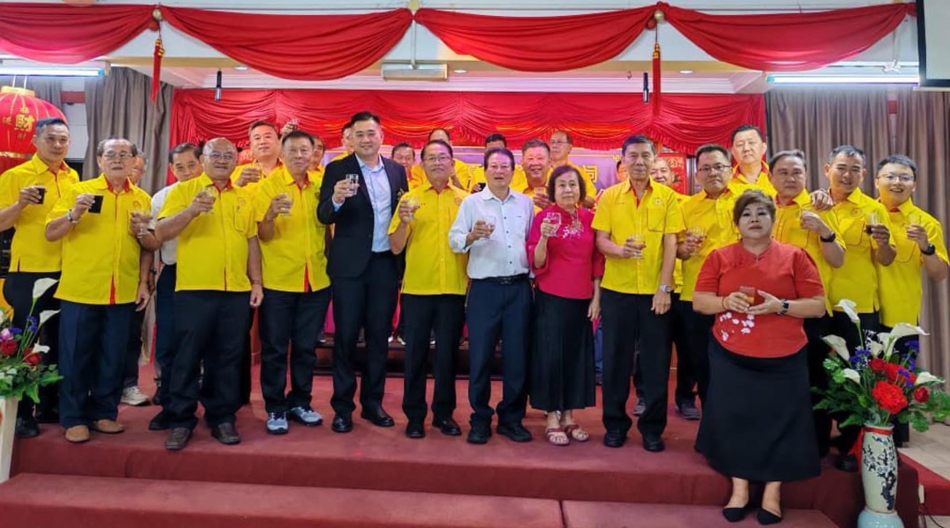 吉玻江夏堂黄氏宗祠理事与嘉宾向来宾进行总敬酒仪式，前左5及左6为黄佳祯与黄明国。