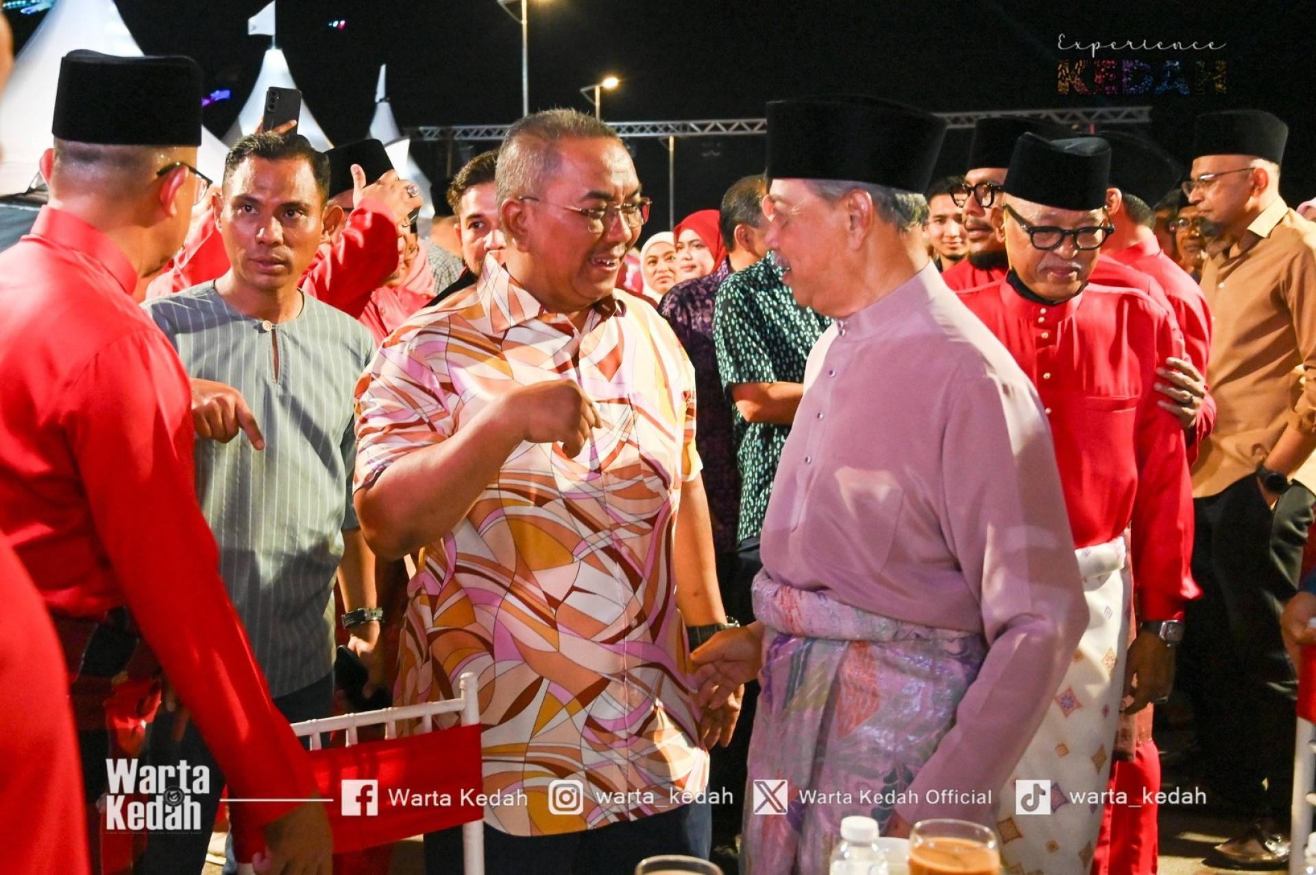 沙努西（左3）与慕尤丁抵达会场后，两人互相交谈。（图取自Warta Kedah脸书）