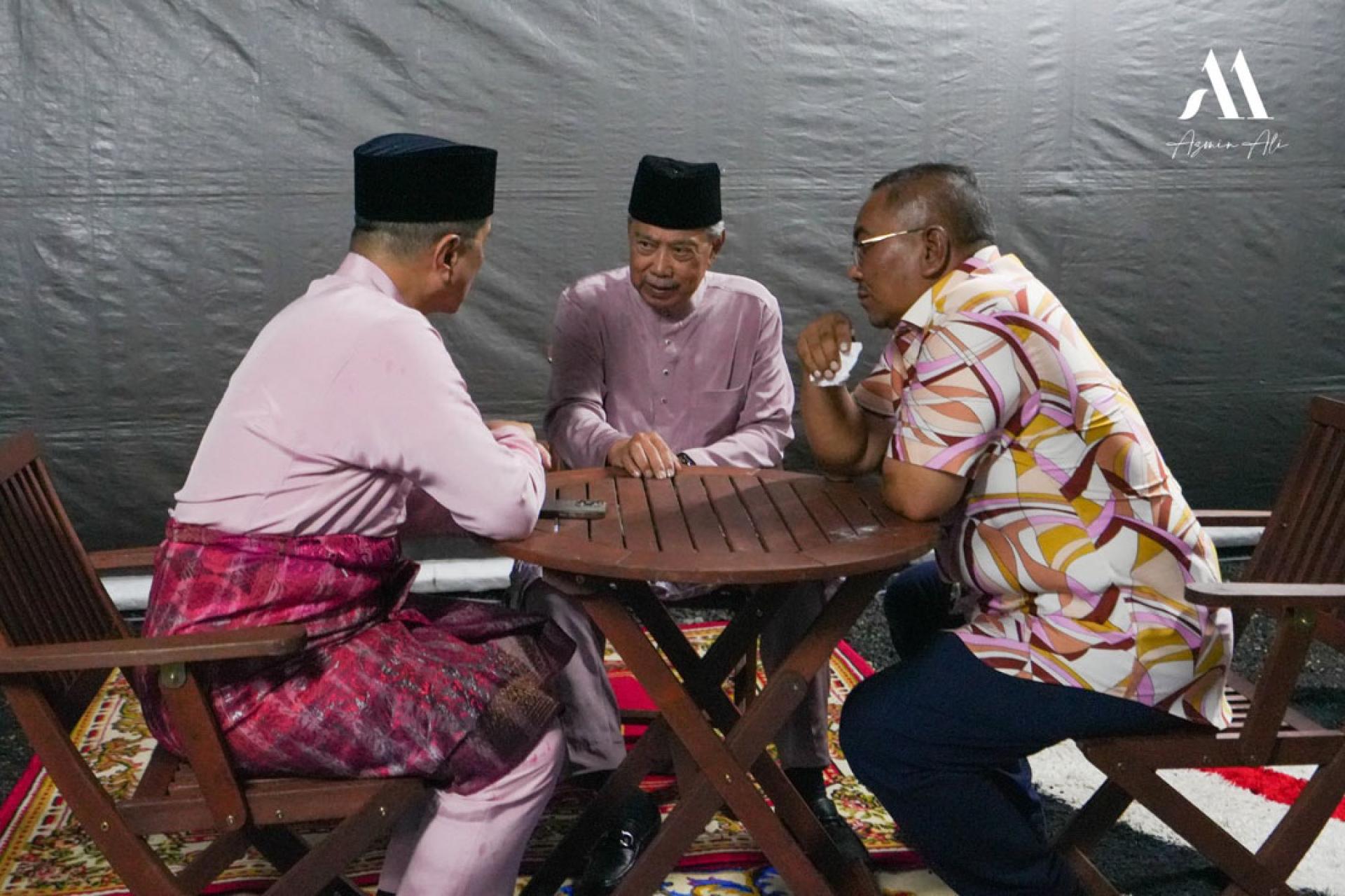 左起阿兹敏阿里、慕尤丁及沙努西进行闭门会议。（图取自阿兹敏阿里脸书）