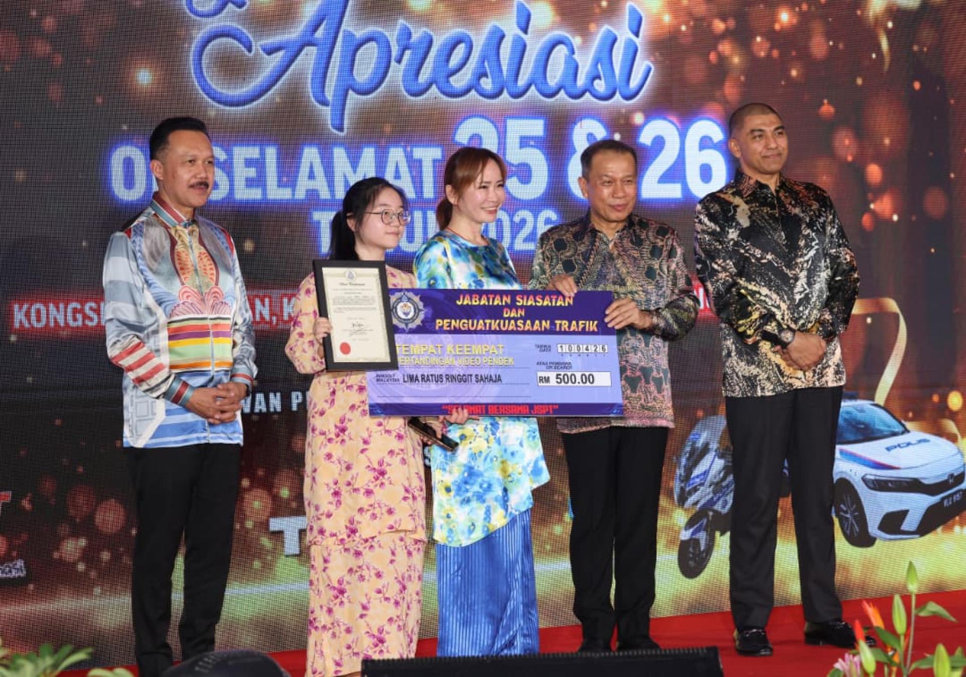 哈斯布拉（右起）周五（10日）晚陪同卡立出席活动。