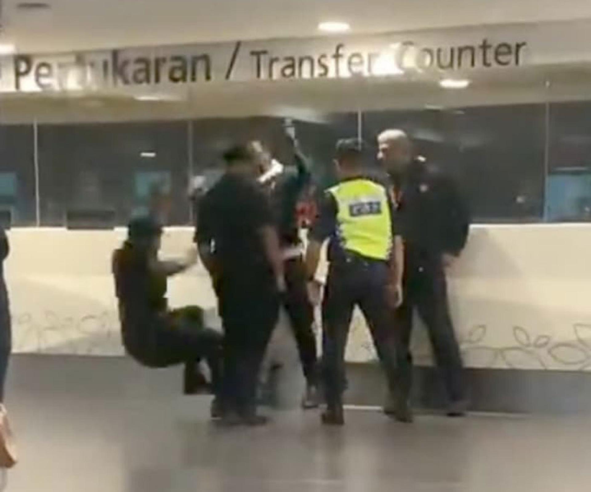 一名执法人员在行动中遭推倒。