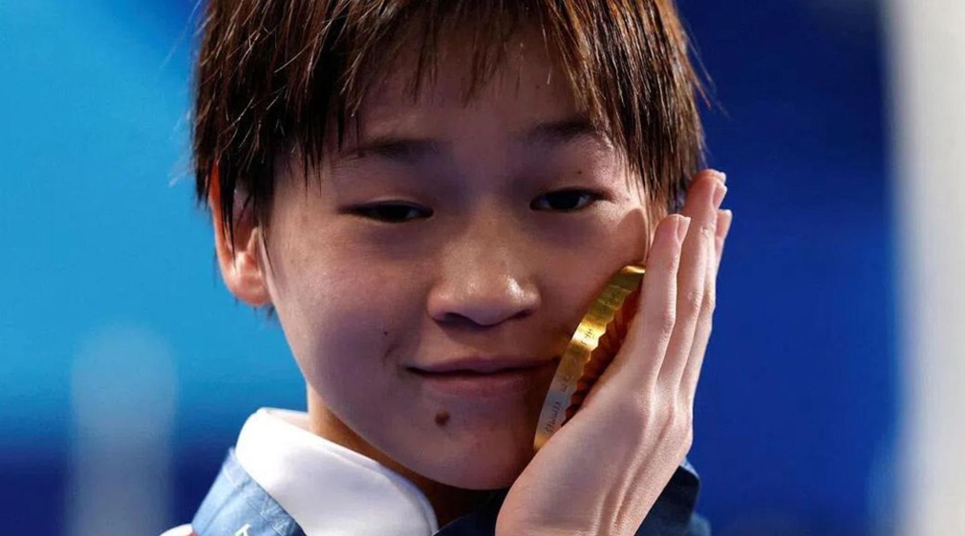 图为全红婵在2024年巴黎奥运会赢得女子10米跳台金牌。