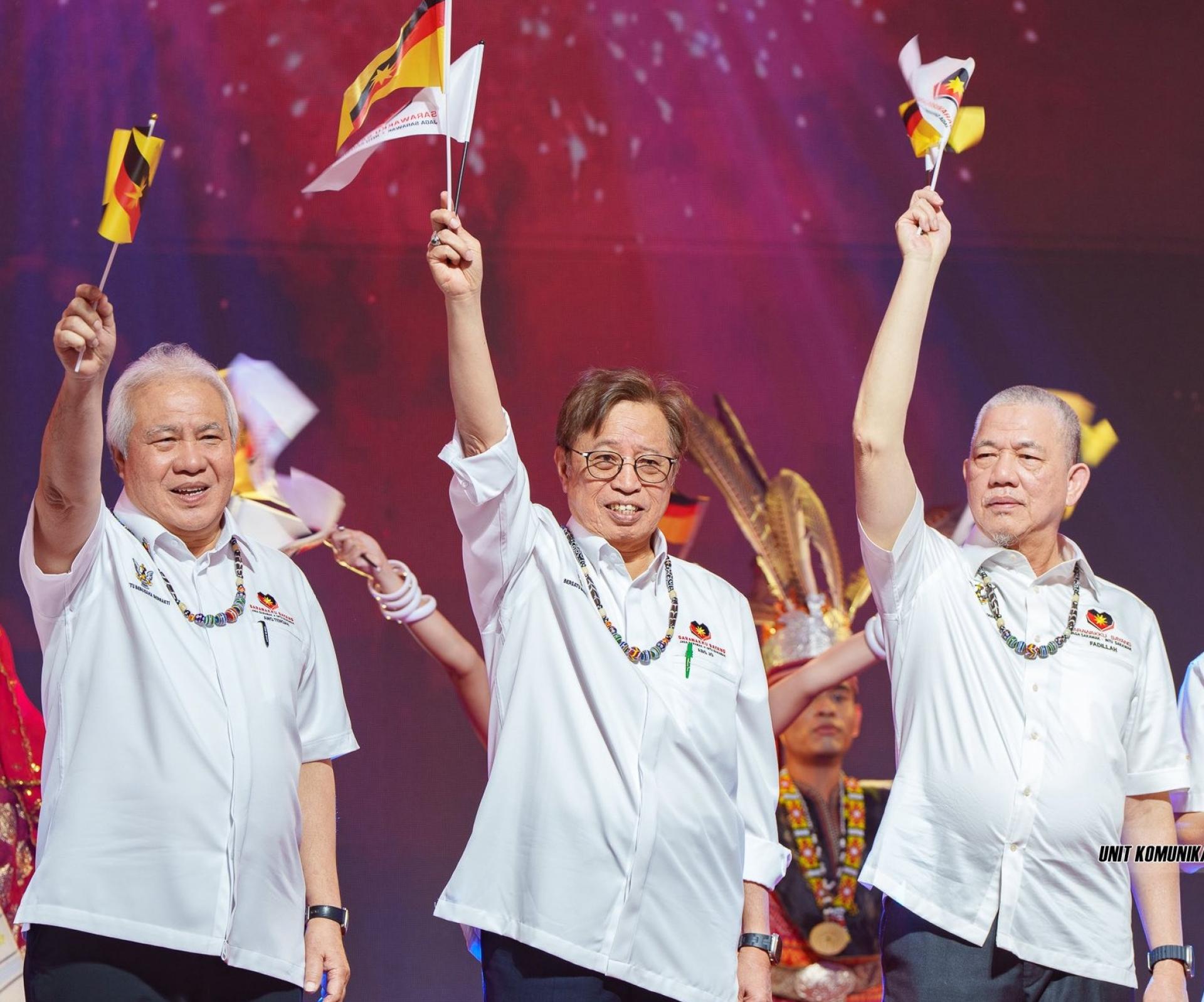 在活动仪式上，副总理阿旺登雅（左）与在场的总理阿邦佐哈里（中）副首相法迪拉尤索等人共同挥动手中小旗帜。