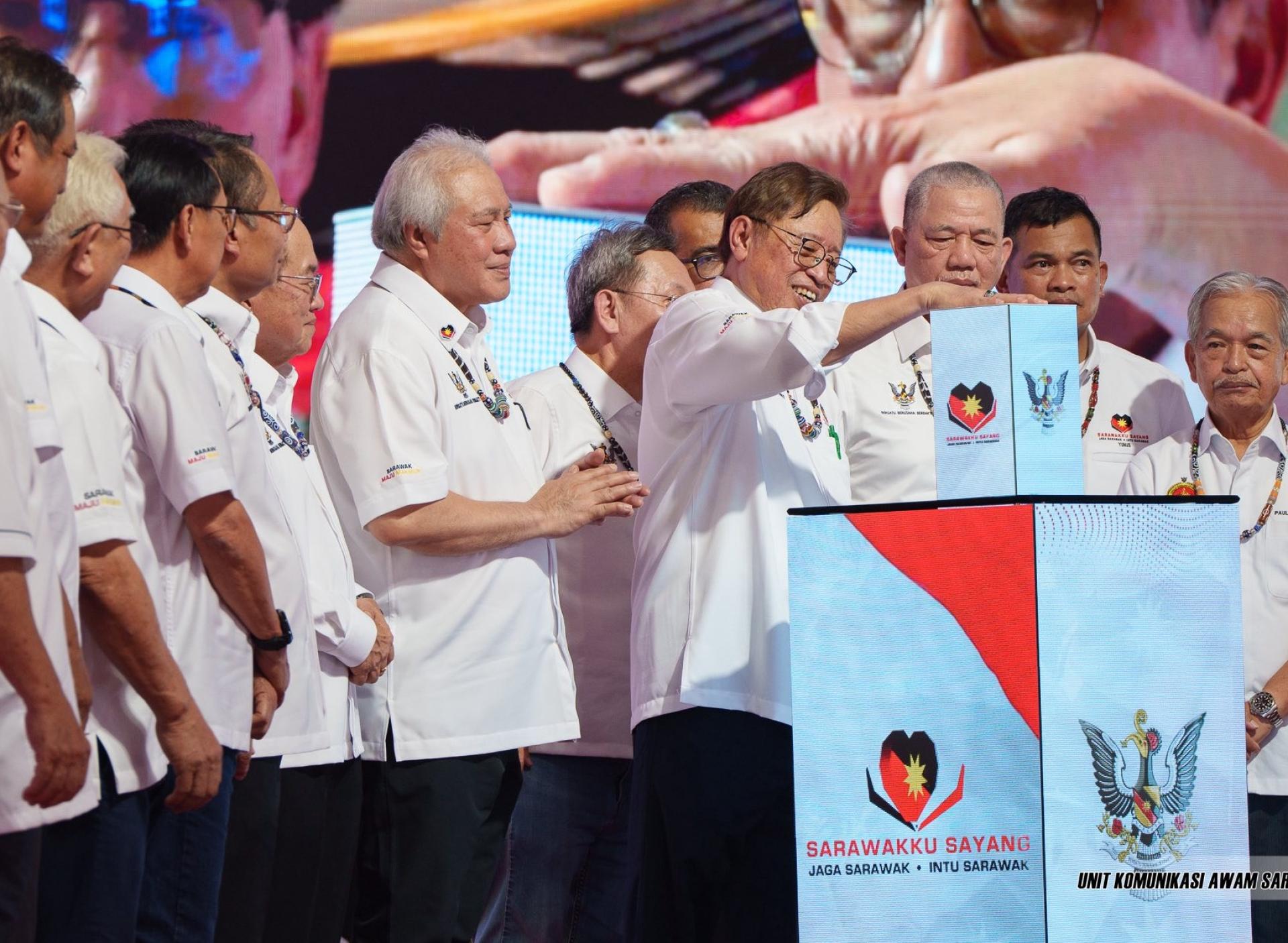 砂总理阿邦佐哈里为“我亲爱的砂拉越2026”活动主持启动礼。