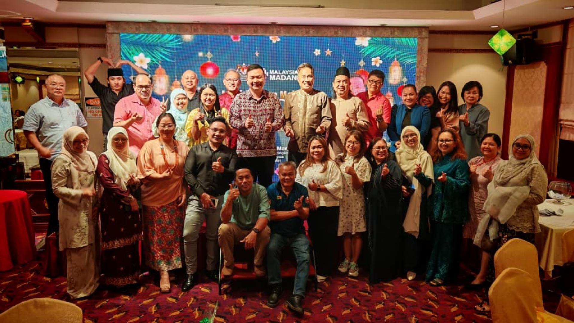 北砂新闻从业员协会“新春与开斋双庆晚宴”全体出席者大合照。后排左3起为财政杨万勇、联合筹备会主席莎拉夏和刘丽美、主宾旅游、艺术及文化部副部长\赵俊文，以及会长蔡传晋。