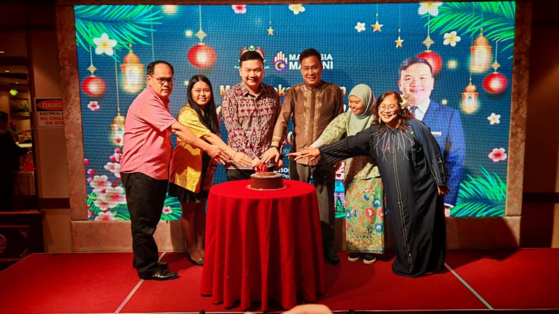 北砂新闻从业员协会“新春与开斋双庆晚宴”开幕切蛋糕仪式。左起为财政杨万勇、联合筹备会主席刘丽美、主宾旅游、艺术及文化部副部长兼美里国会议员赵俊文、会长蔡传晋、联合筹备会主席莎拉夏，以及副会长格雷。