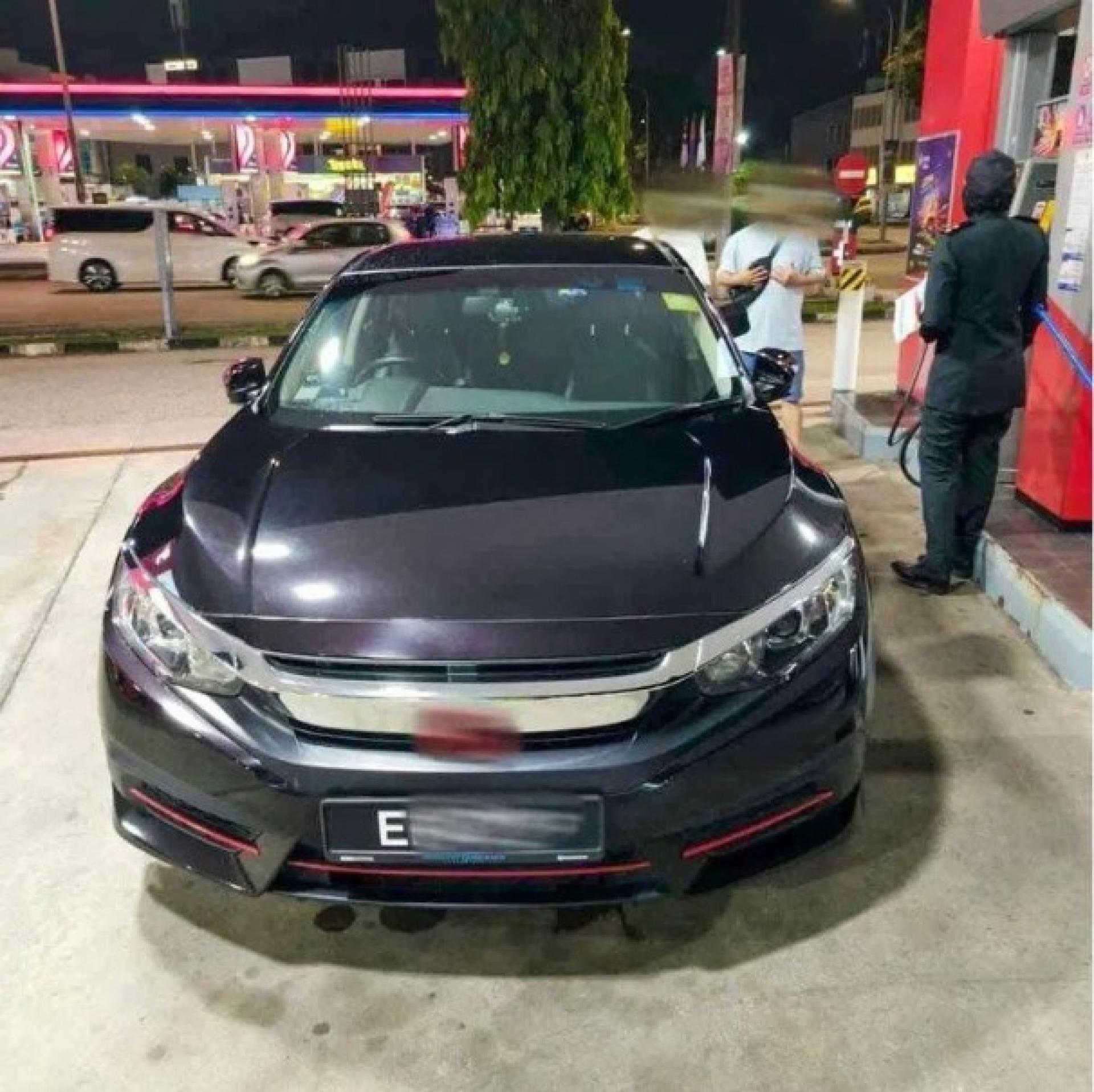 一名新加坡籍男子于4月9日晚上在新山市区一个油站，为自己驾驶的新加坡注册车辆违规添加RON95补贴汽油，被柔佛执法员逮个正着。