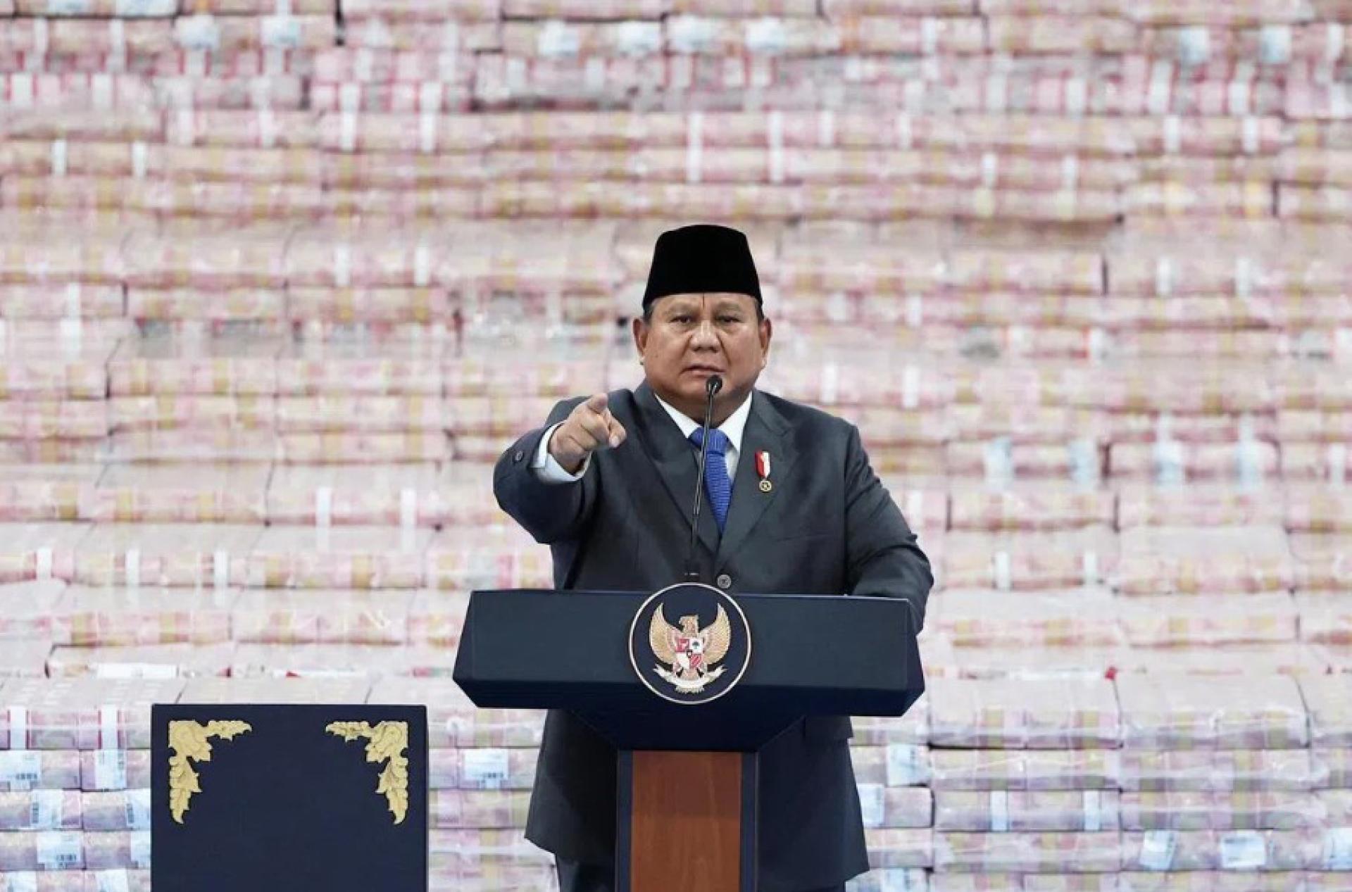 4月10日，印度尼西亚总统普拉博沃在雅加达总检察长办公室出席林业工作组表彰仪式。背景的钞票代表着因在林区非法经营而受罚的公司所缴纳的罚款。