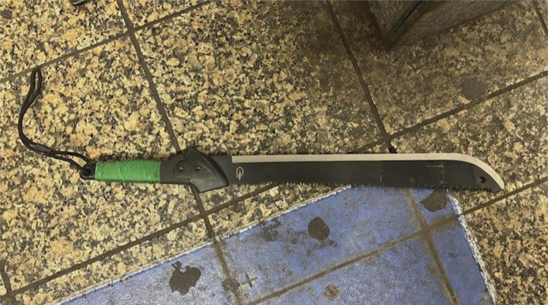 警员曾至少20次命令其放下手中利刀，但疑犯拒绝并持刀逼近，最终其中一名警探向其开枪两次，将其击毙。