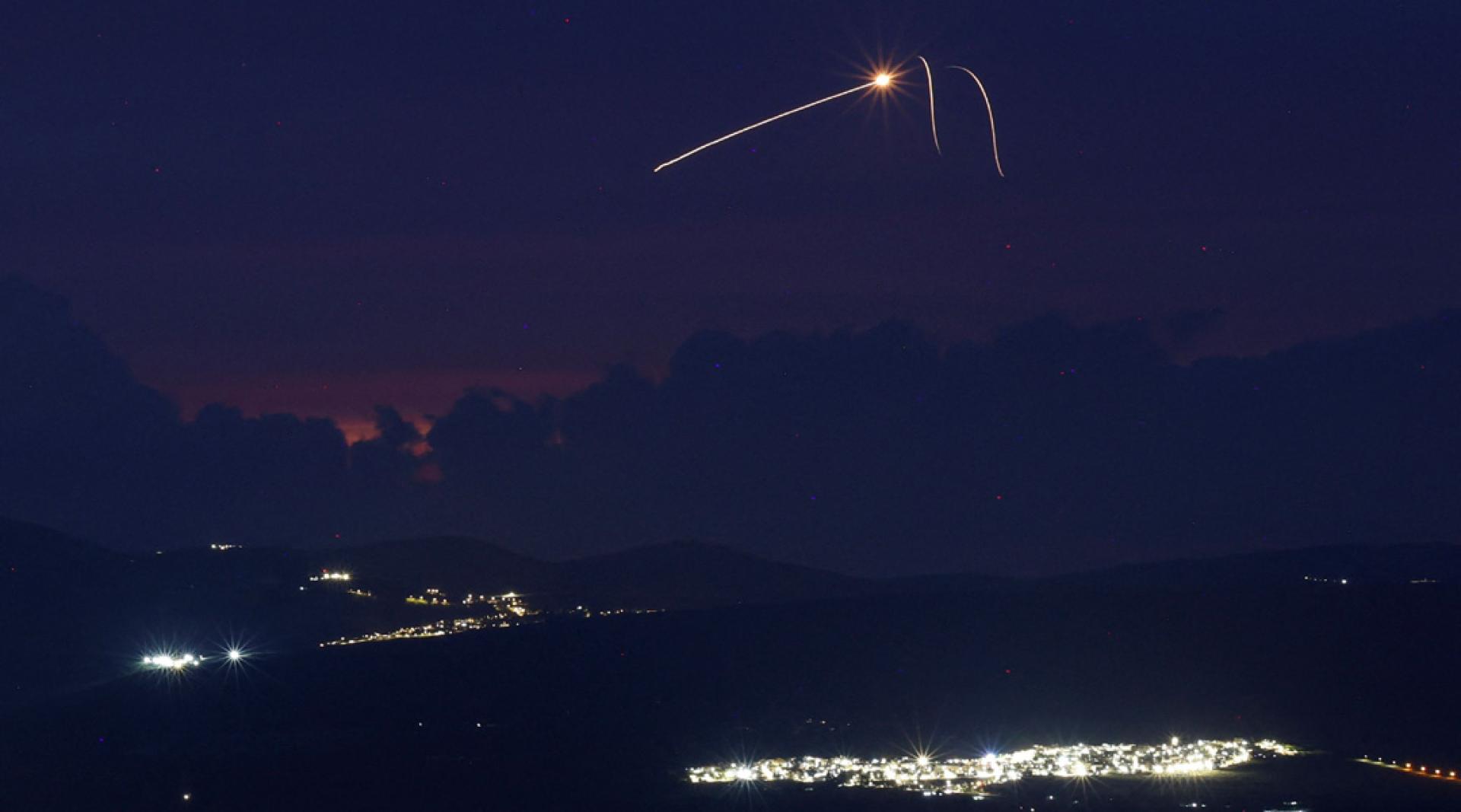 以色列“铁穹”防空系统11日拦截从黎巴嫩南部发射的火箭弹。