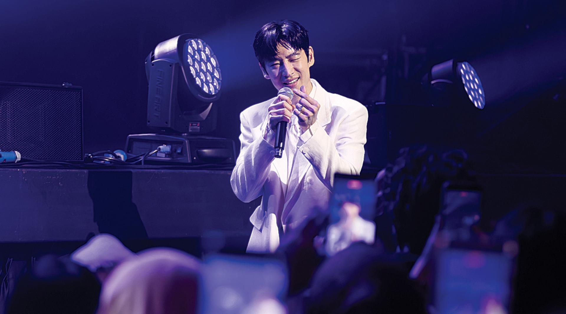 李帝勋以《Coffee With Me》从观众席现身，近距离与粉丝互动，瞬间引爆全场尖叫。