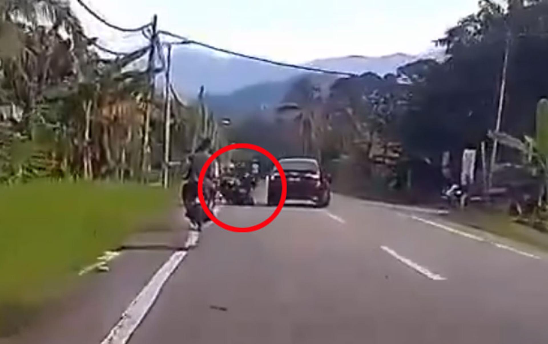 少年骑士疑因车速过快且闪避不及，直接撞上了前方的一辆轿车。