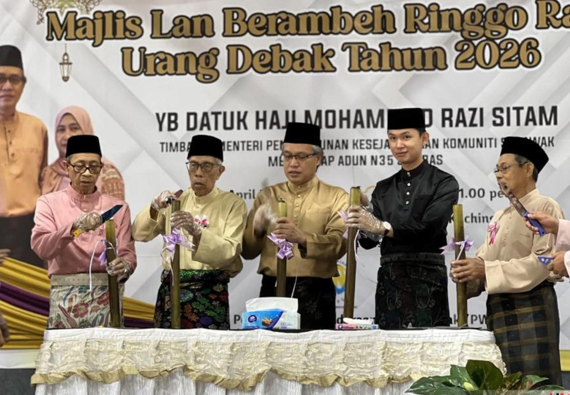 拿督拉兹（中）出席选区活动并主持仪式。