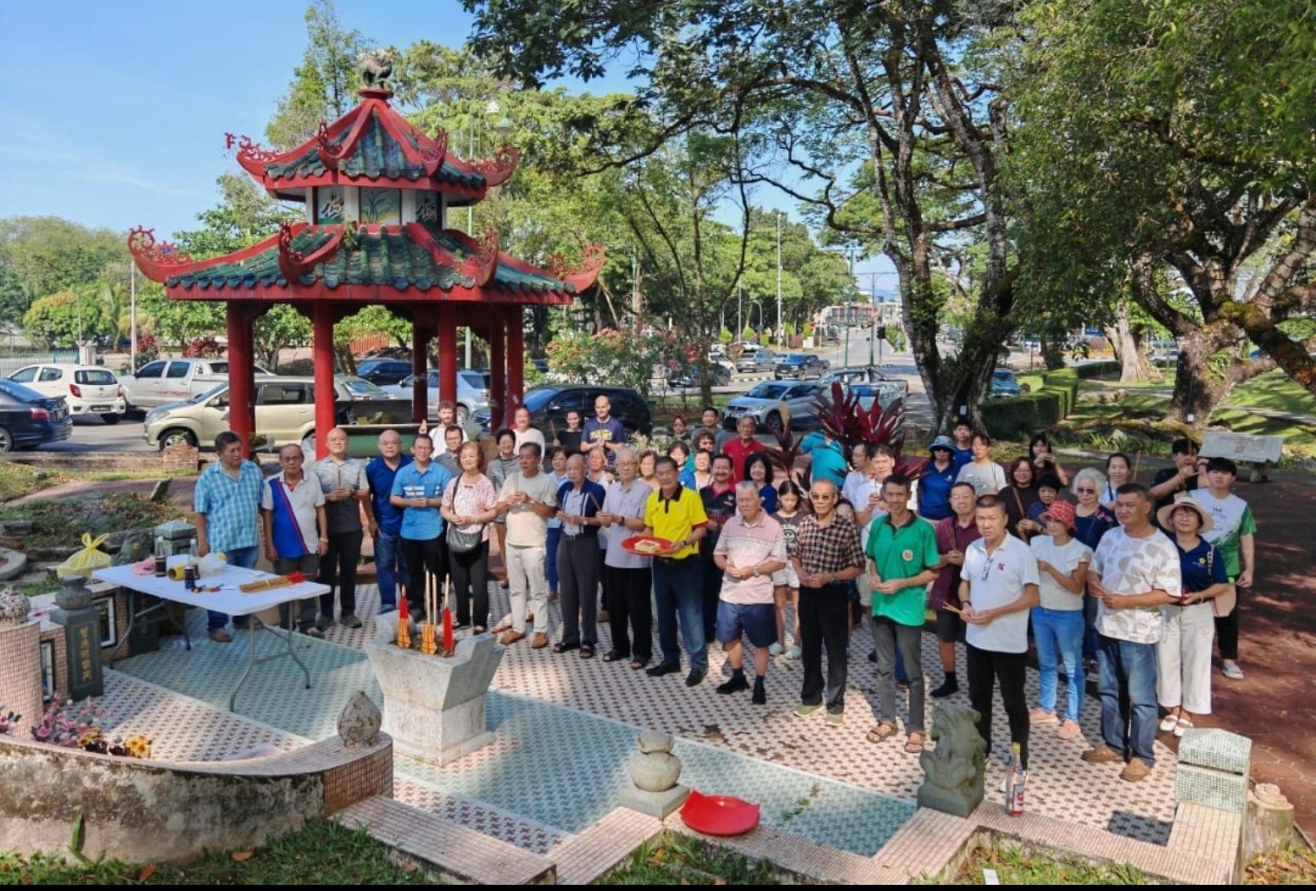 林氏主席林亚德（前排中黄衣者）与陪祭斯里阿曼林氏主席林瑞贤（前排右2）以及全体参祭者合照。