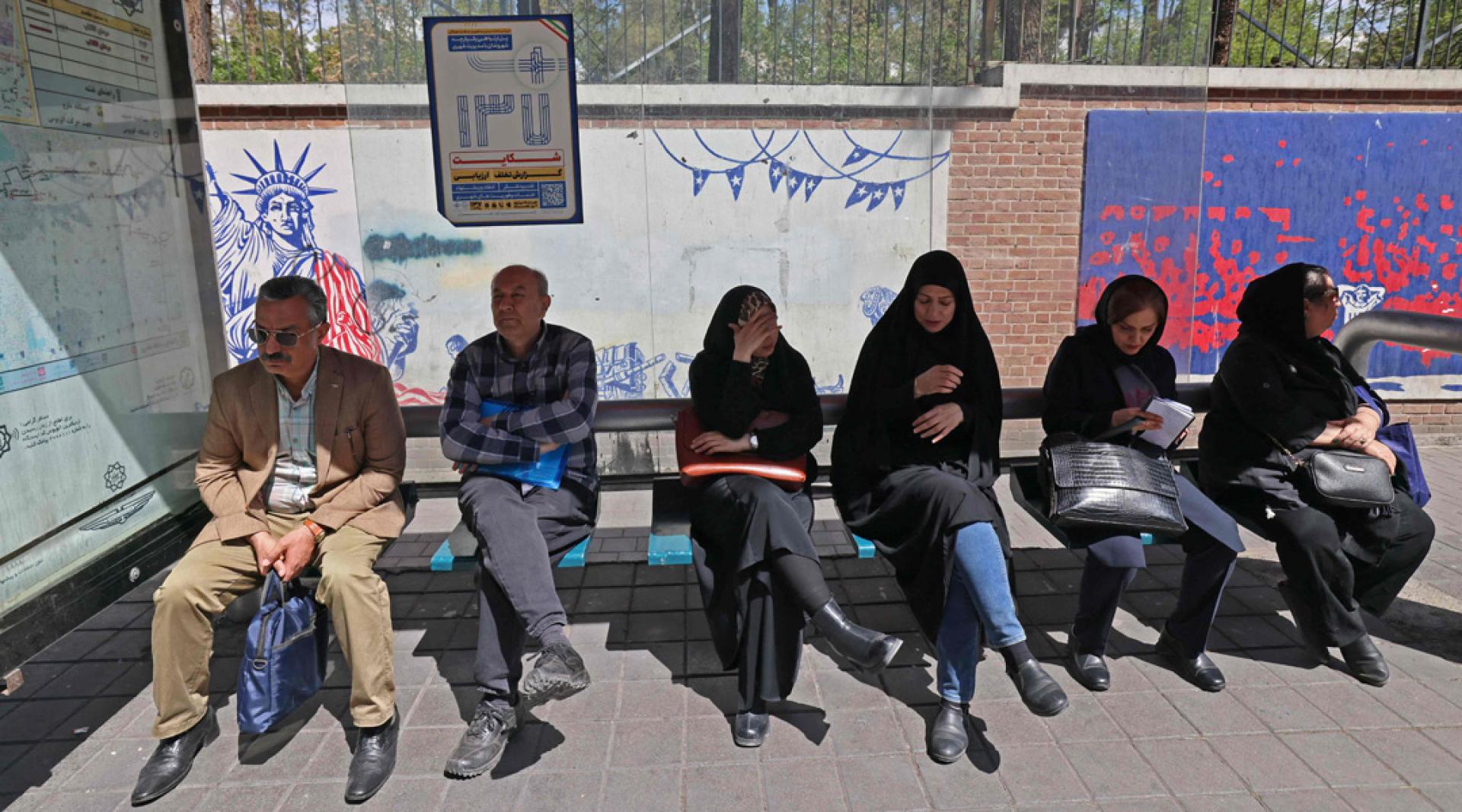 万斯宣布美国与伊朗未能达成共识后，许多伊朗民众纷纷在社媒发文表达对未来局势的忧虑。图为通勤者11日在德黑兰前美国大使馆附近的巴士站。