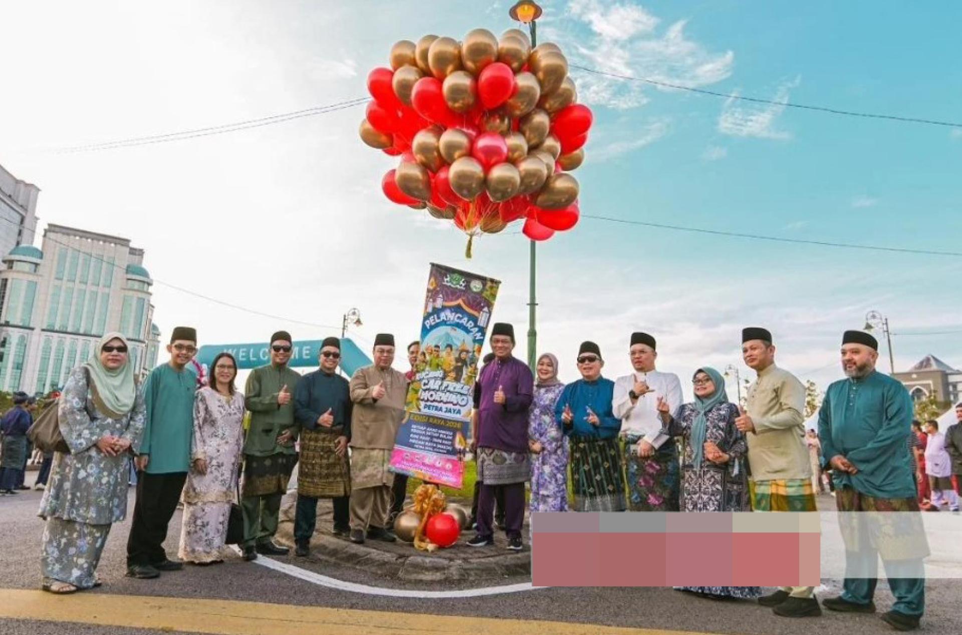 阿都拉曼（右7）主持活动后与嘉宾合影留念。