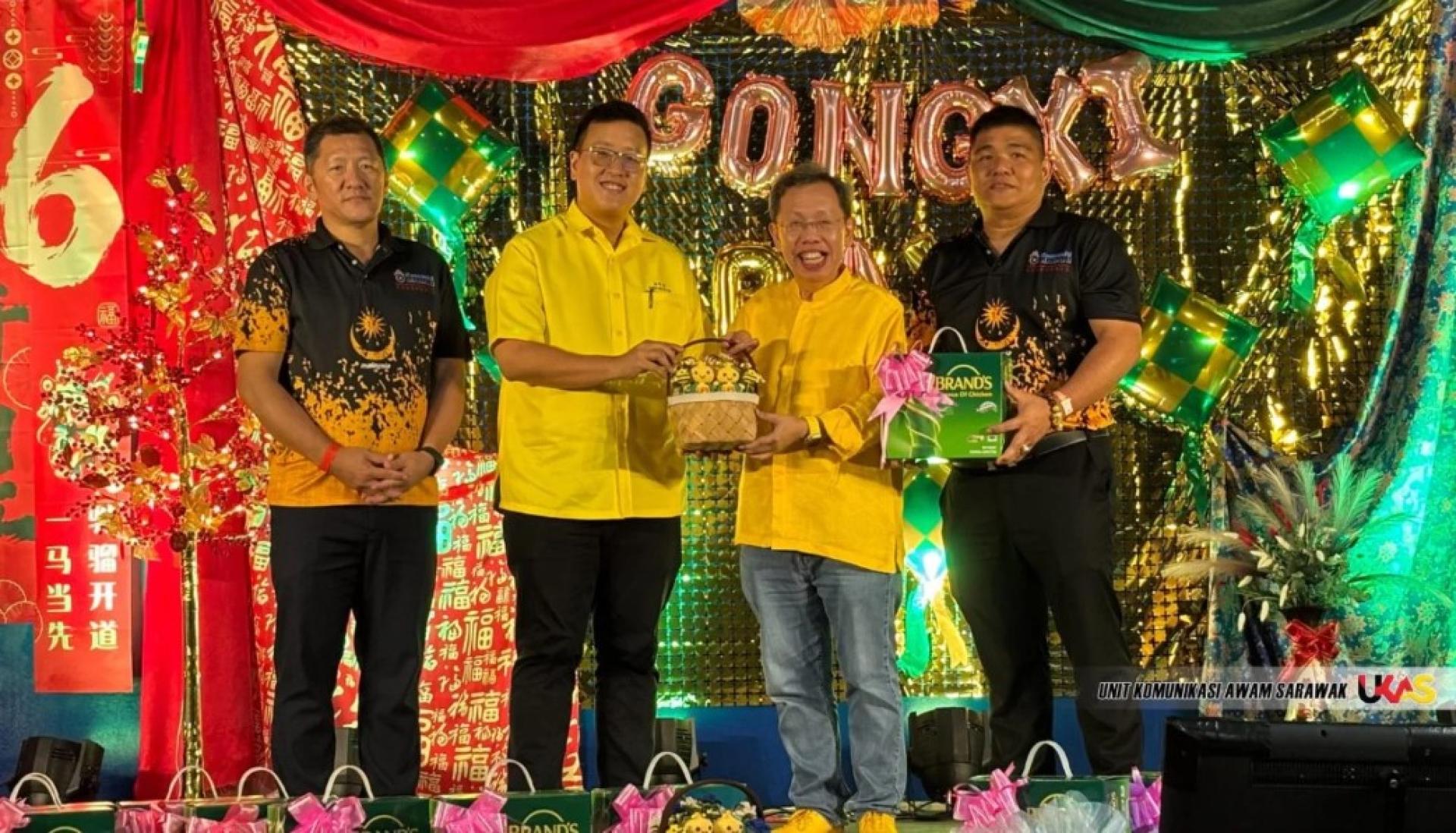 刘可杰（左2）向沈桂贤赠送纪念品。