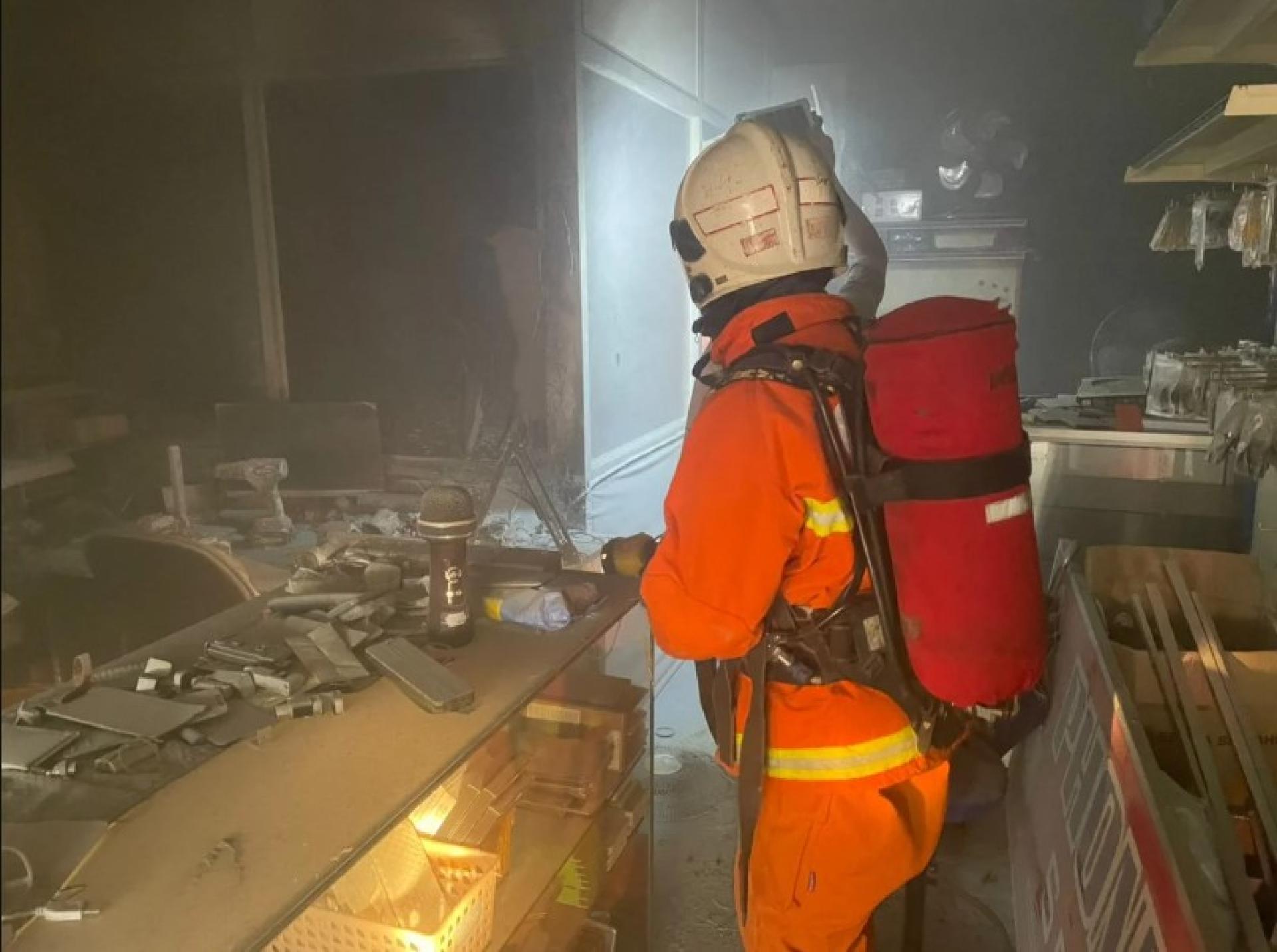 沐胶消拯队进入AK手机服务中心扑灭涉及电子设备的小型火灾，并在数分钟内控制局势。