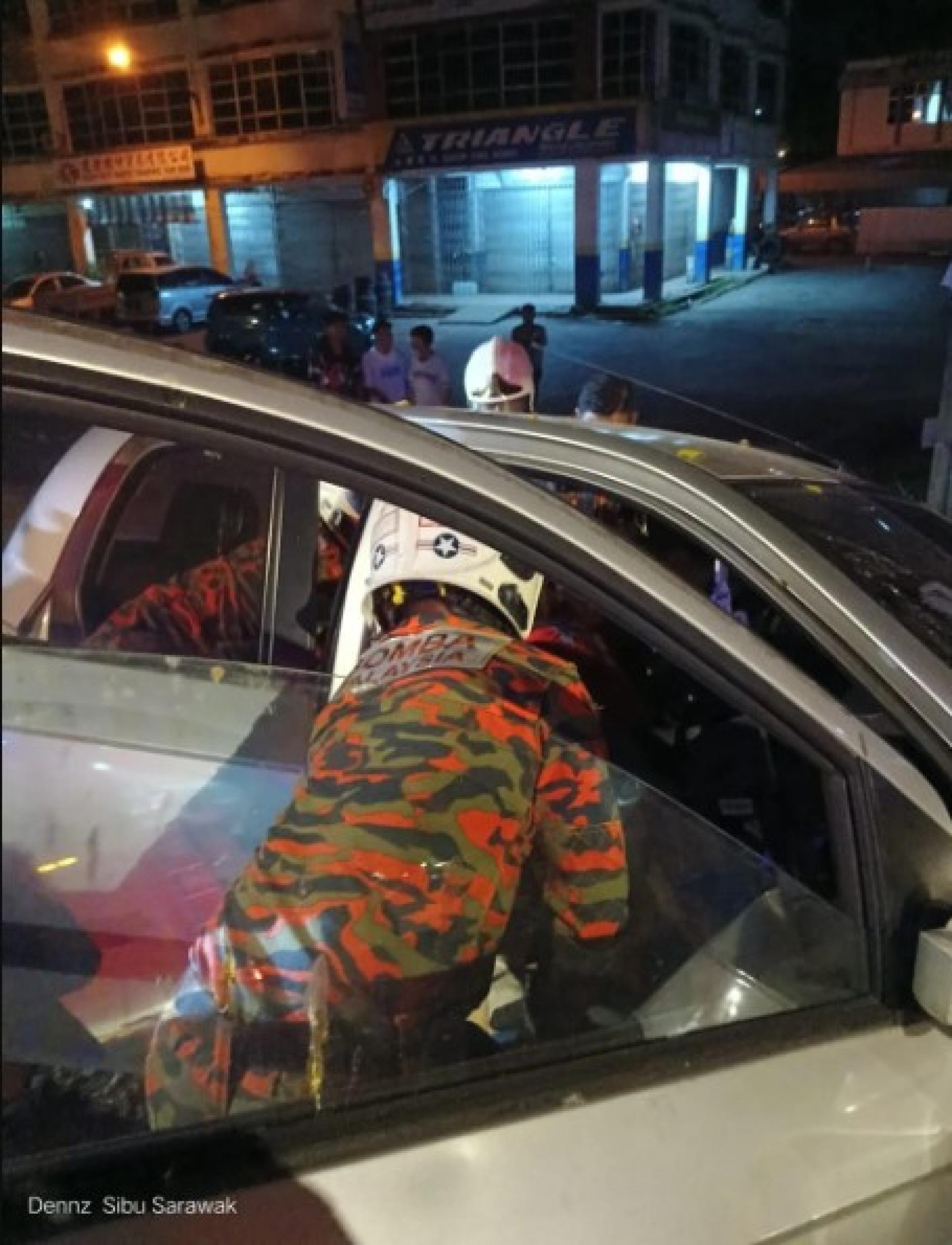 救援人员在诗巫周日凌晨单车事故现场，从残骸中救出受困死者。