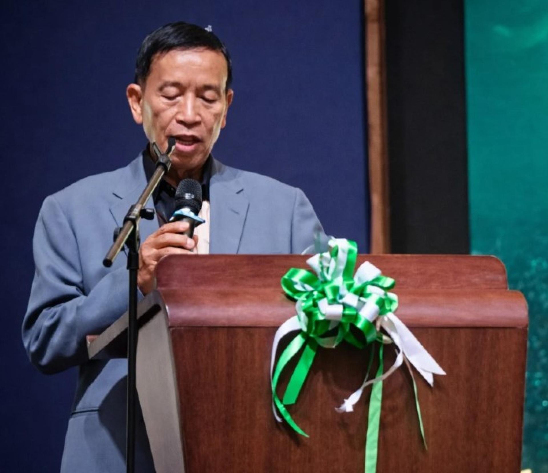 Udie在民都鲁举行的DUBS分会慈善晚宴上致词。