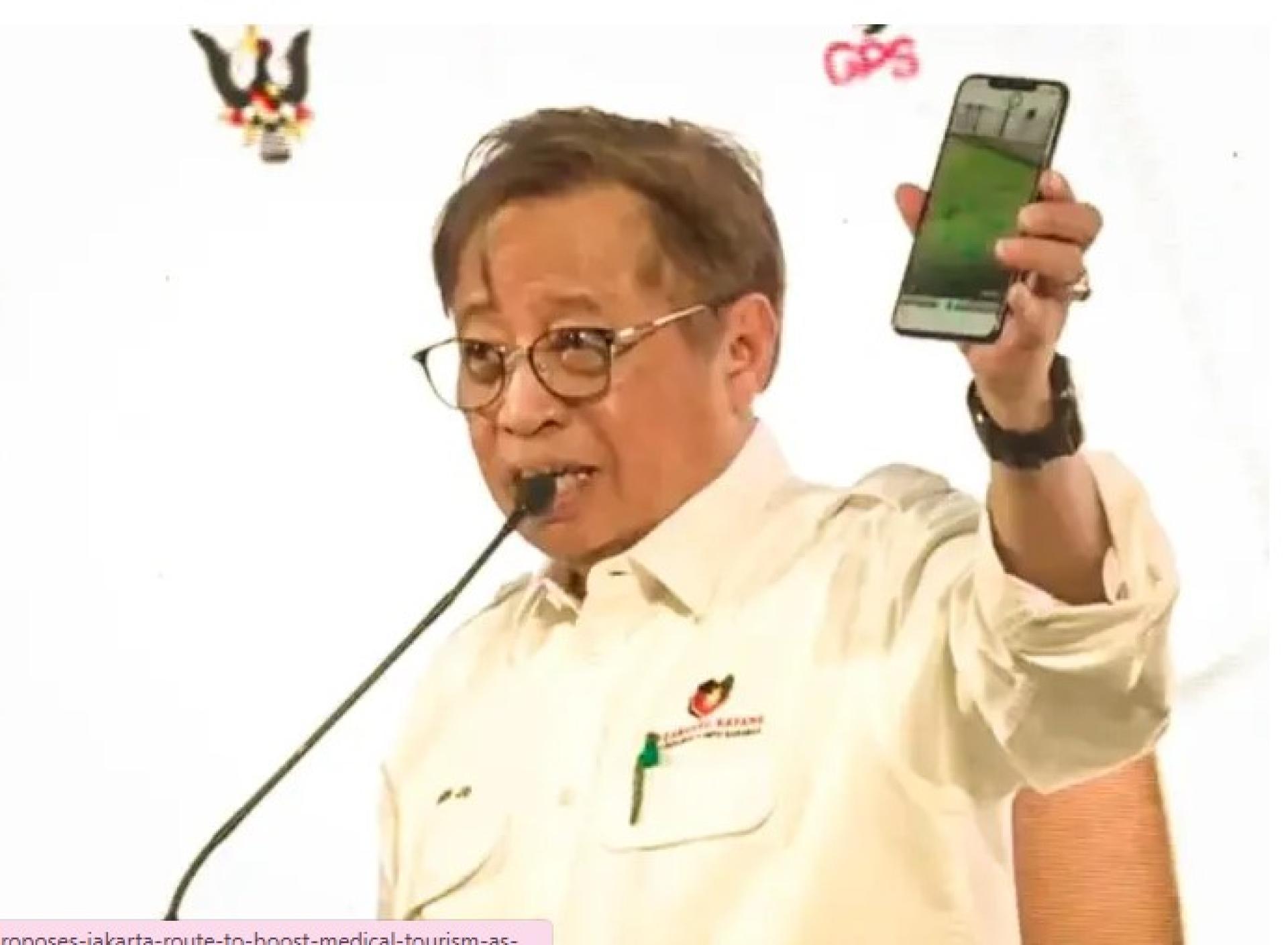 阿邦佐哈里在斯里阿曼2026年龙芽区经济论坛上展示峇南稻米试点项目照片，强调新技术可实现三个月收成。