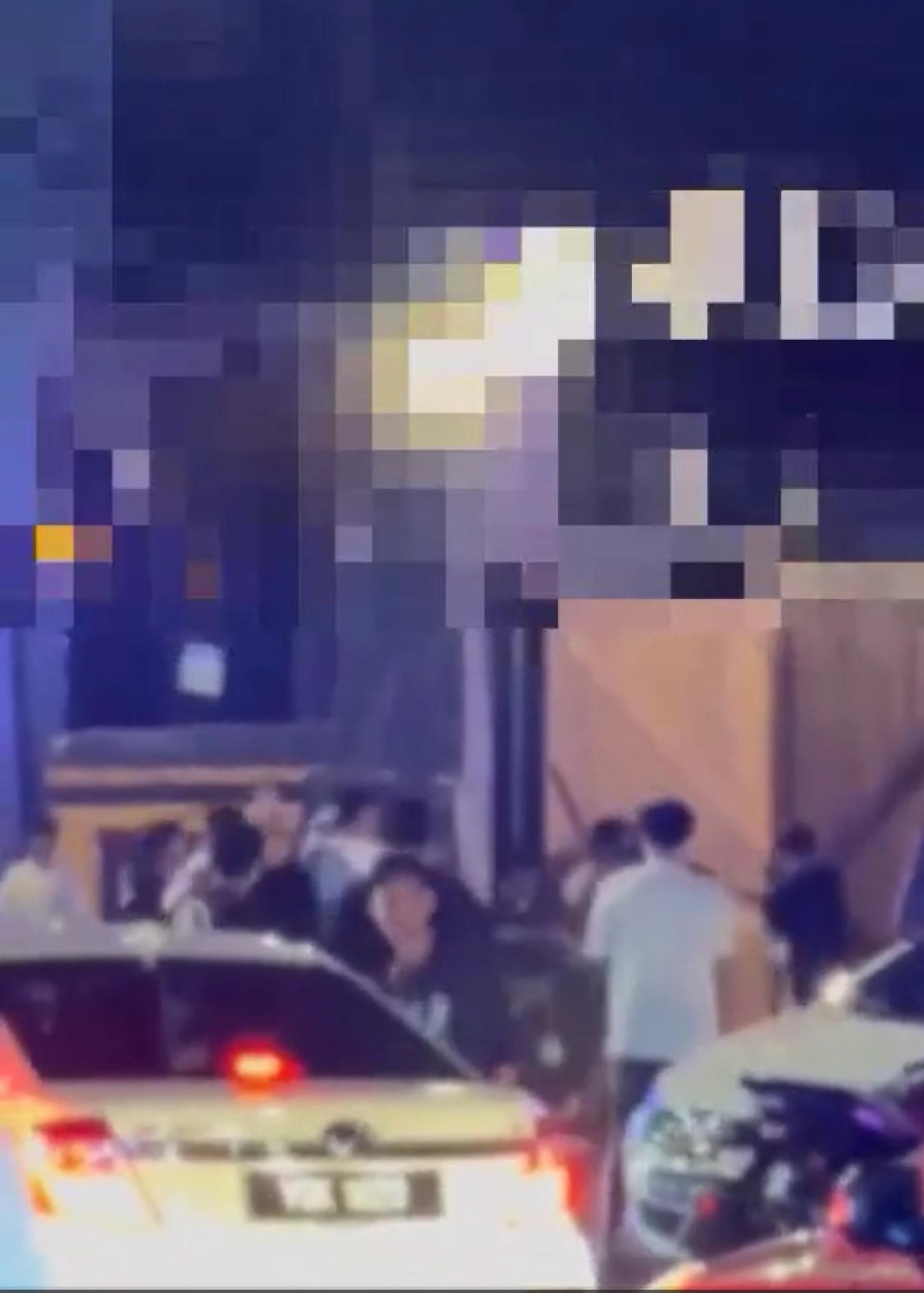 两帮人马疑似醉酒群殴，棍棒椅子满天飞，吓得路人和车辆纷纷走避。